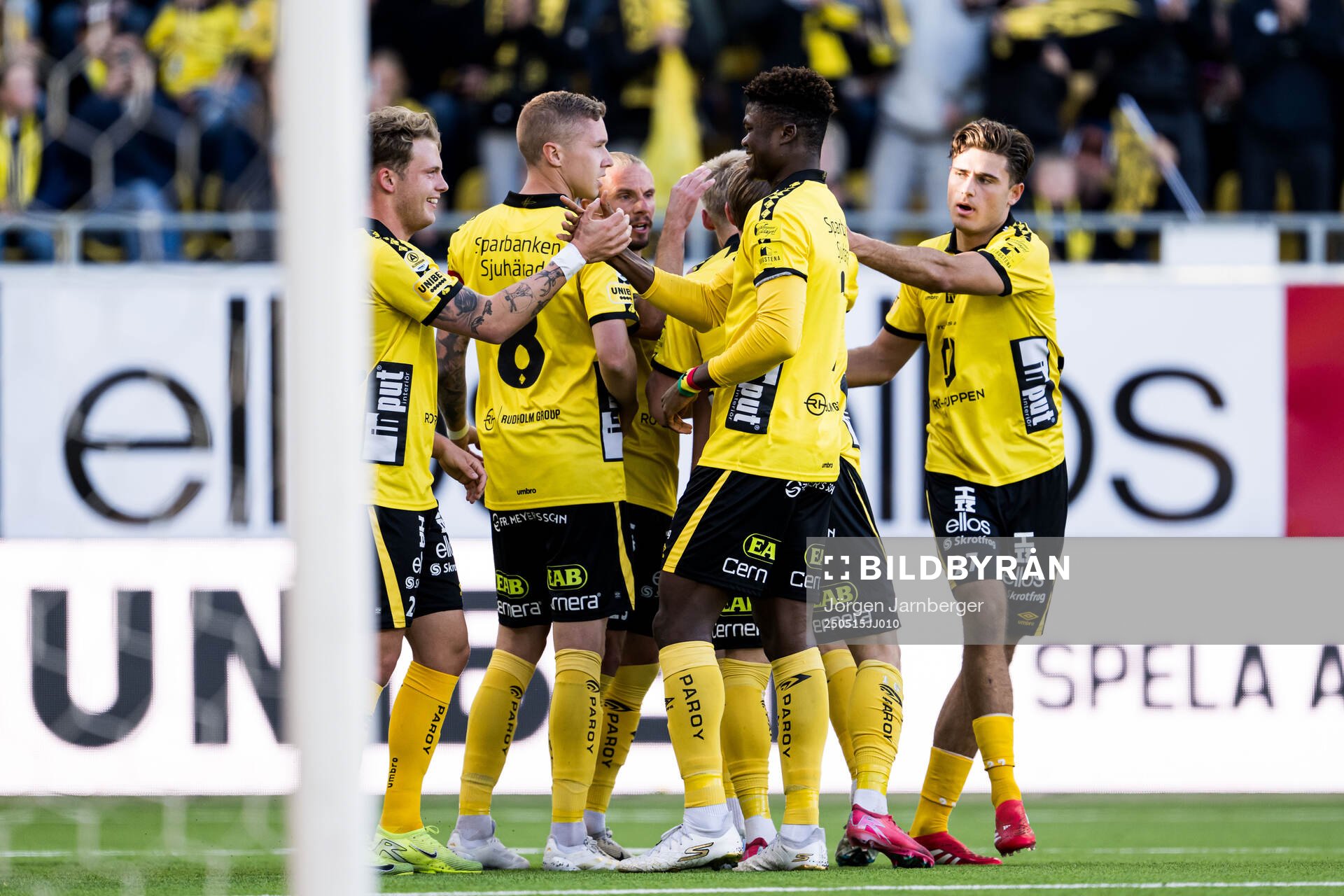 Elfsborgs Frederik Ihler jublar med lagkamrater efter 2-0 målet under fotbollsmatchen i Allsvenskan mellan Elfsborg och Brommapojkarna den 15 maj 2025 i Borås.