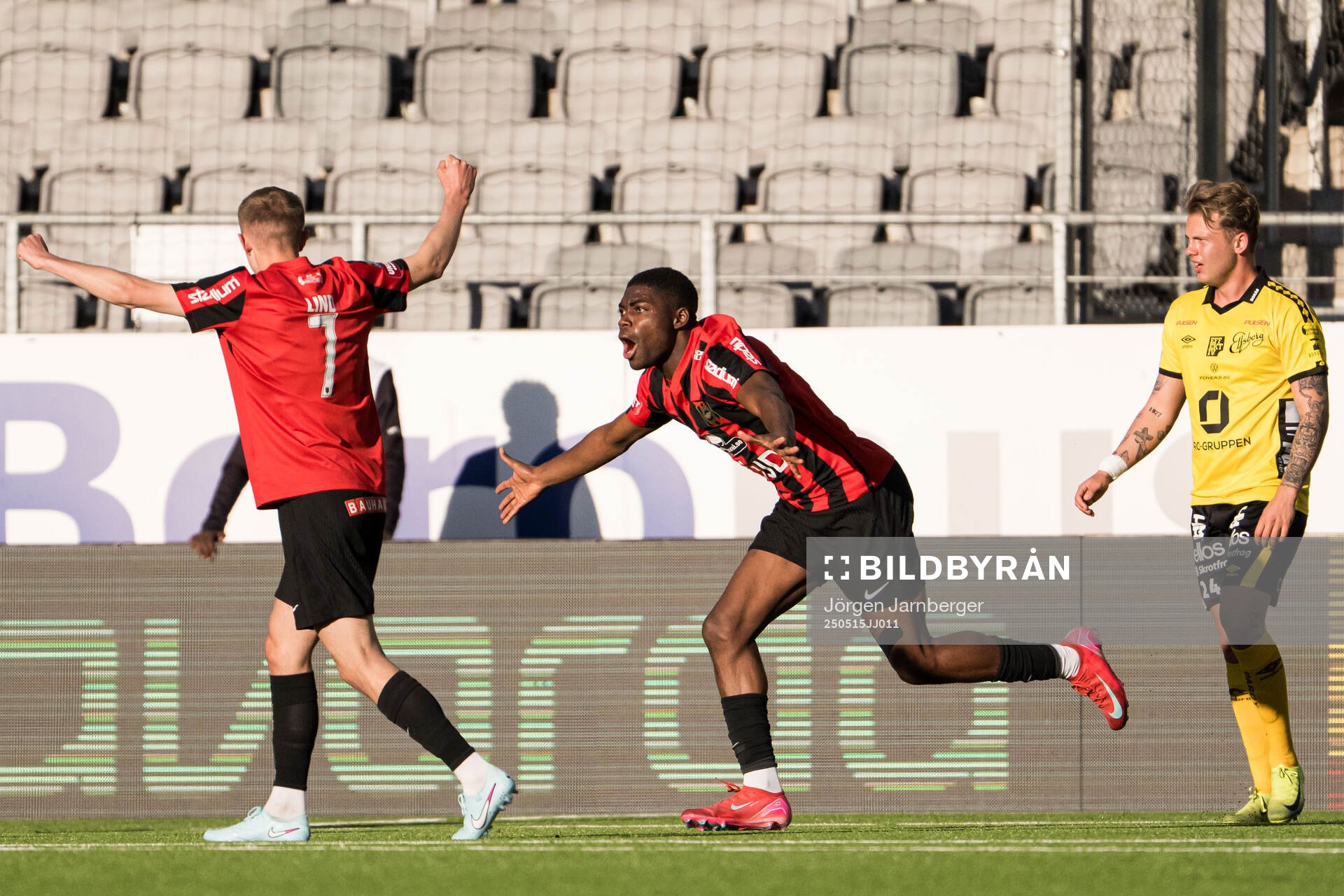 Brommapojkarnas Ezekiel Alladoh jublar