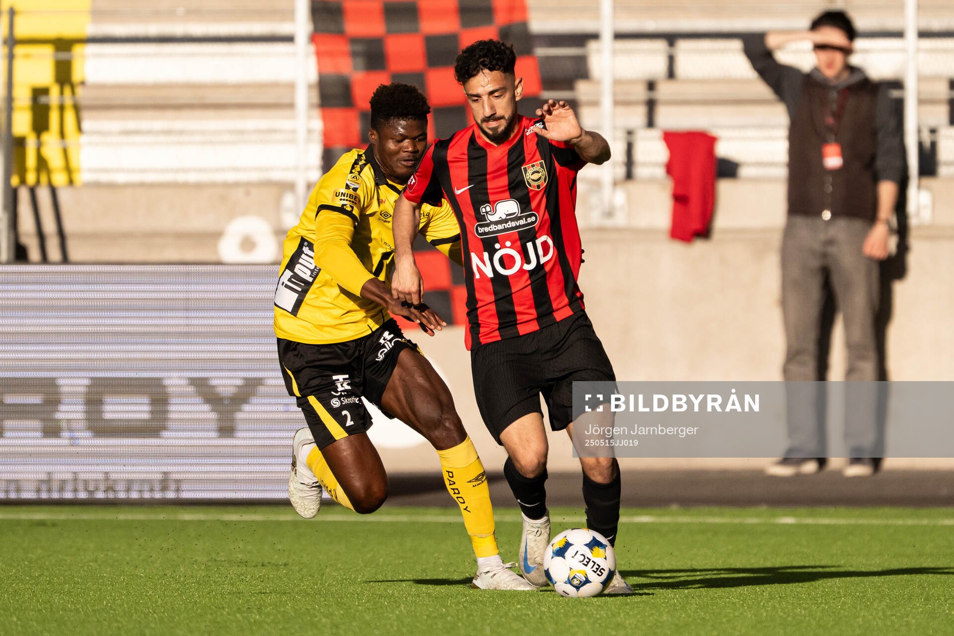 Elfsborgs Terry Yegbe och Brommapojkarnas Daleho Irandust under fotbollsmatchen i Allsvenskan mellan Elfsborg och Brommapojkarna den 15 maj 2025 i Borås.