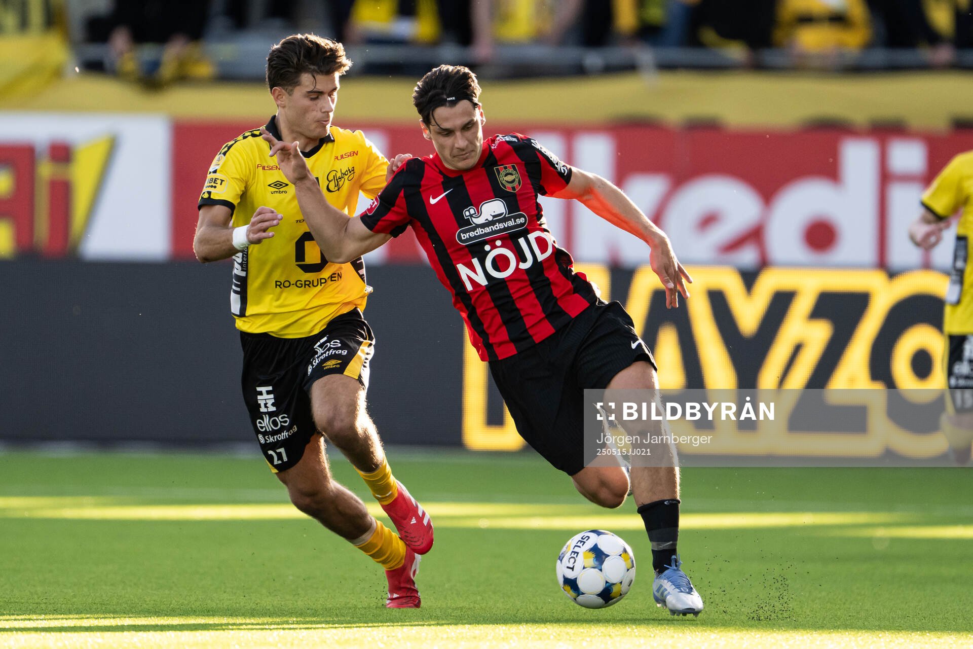 Elfsborgs Besfort Zeneli och Brommapojkarnas Kevin Ackermann under fotbollsmatchen i Allsvenskan mellan Elfsborg och Brommapojkarna den 15 maj 2025 i Borås.