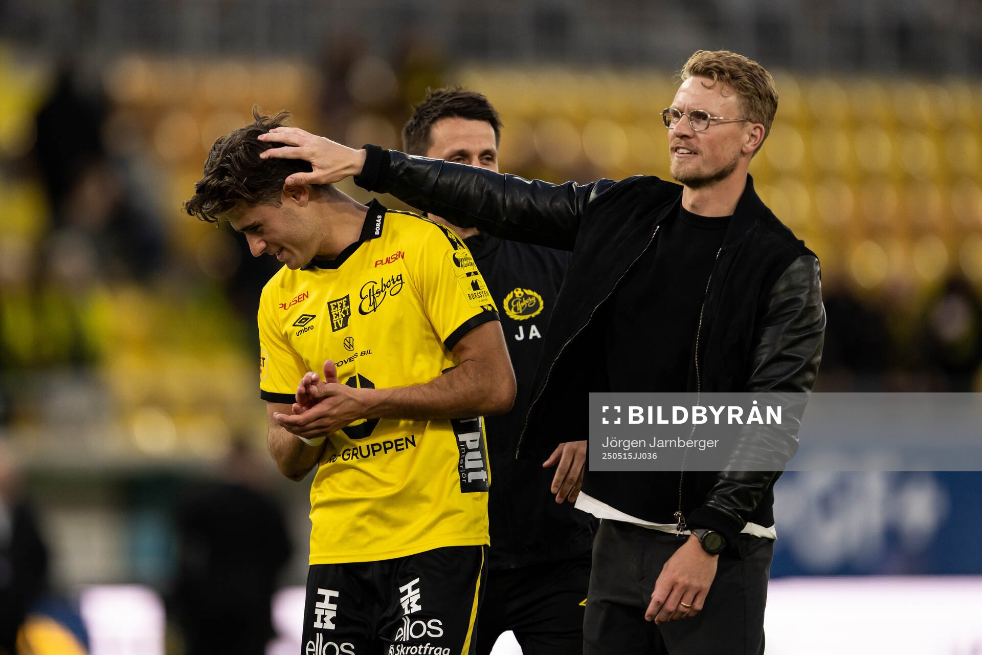 Elfsborgs Besfort Zeneli och tränare Oscar Hiljemark jublar efter fotbollsmatchen i Allsvenskan mellan Elfsborg och Brommapojkarna den 15 maj 2025 i Borås.