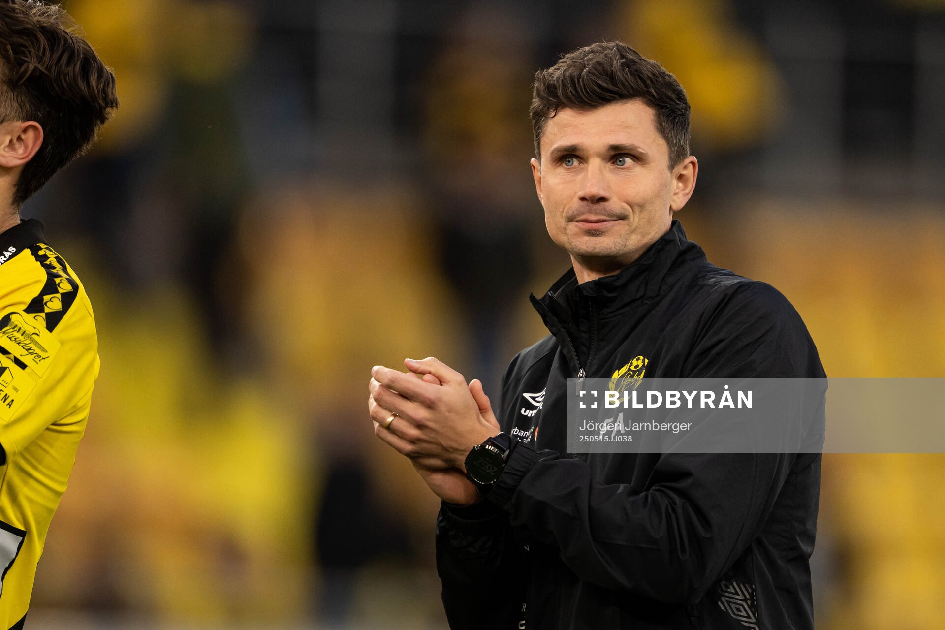 Elfsborgs assisterande tränare Fredrik Ahlstrand jublar efter fotbollsmatchen i Allsvenskan mellan Elfsborg och Brommapojkarna den 15 maj 2025 i Borås.