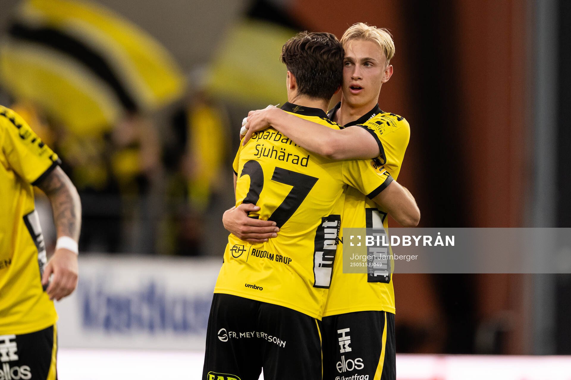 Elfsborgs Besfort Zeneli och Leo Östman jublar efter fotbollsmatchen i Allsvenskan mellan Elfsborg och Brommapojkarna den 15 maj 2025 i Borås.