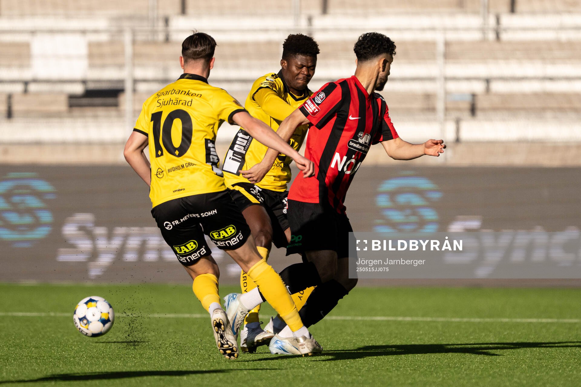 Elfsborgs Terry Yegbe och Brommapojkarnas Daleho Irandust under fotbollsmatchen i Allsvenskan mellan Elfsborg och Brommapojkarna den 15 maj 2025 i Borås.