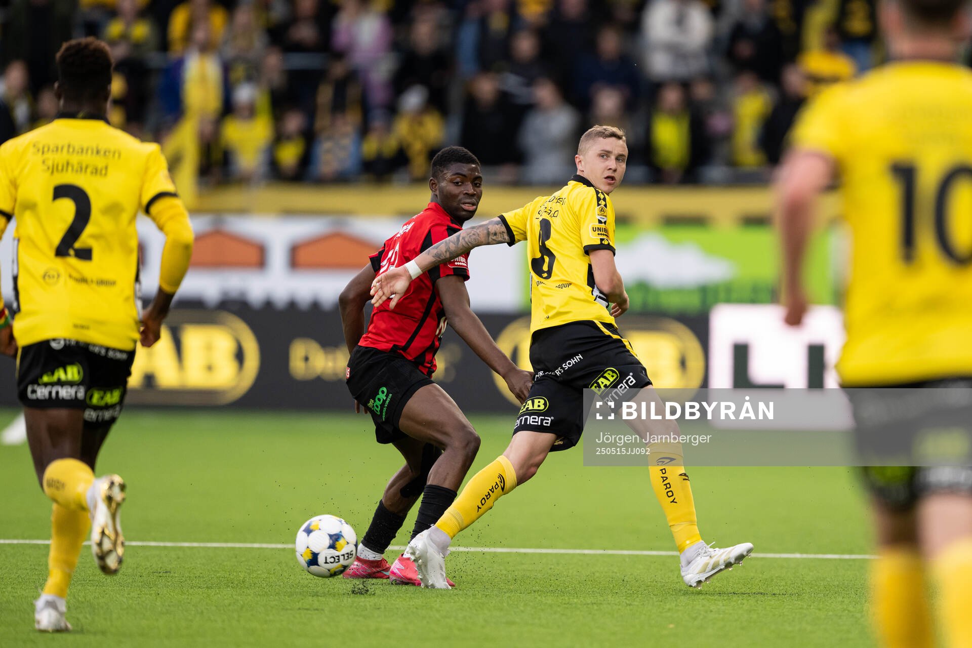 Brommapojkarnas Ezekiel Alladoh och Elfsborgs Sebastian Holmen under fotbollsmatchen i Allsvenskan mellan Elfsborg och Brommapojkarna den 15 maj 2025 i Borås.