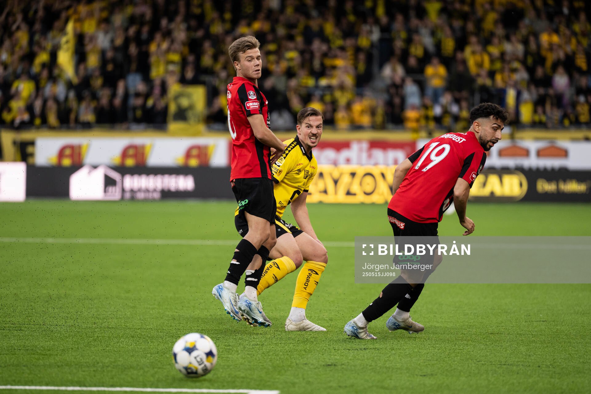 Brommapojkarnas Wilmer Odefalk, Elfsborgs Simon Olsson och Brommapojkarnas Daleho Irandust under fotbollsmatchen i Allsvenskan mellan Elfsborg och Brommapojkarna den 15 maj 2025 i Borås.