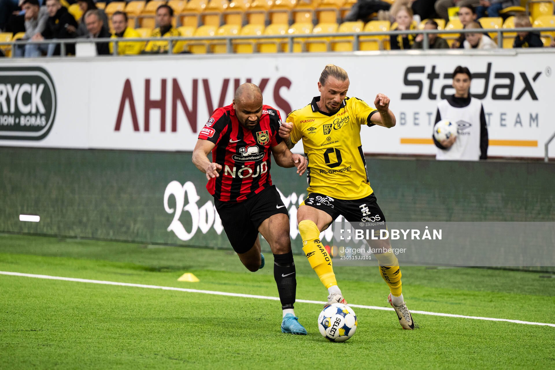 Brommapojkarnas Serge-Junior Martinsson Ngouali och Elfsborgs Niklas Hult under fotbollsmatchen i Allsvenskan mellan Elfsborg och Brommapojkarna den 15 maj 2025 i Borås.