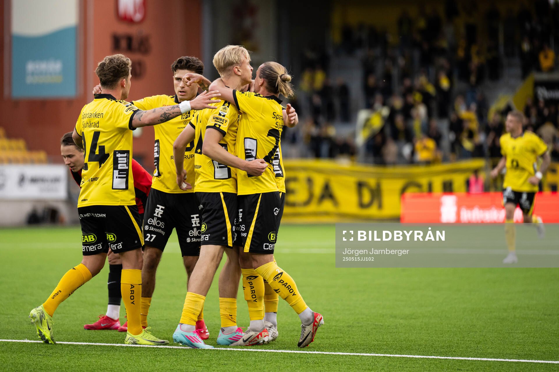 Elfsborgs Leo Östman jublar med lagkamrater efter 3-2 under fotbollsmatchen i Allsvenskan mellan Elfsborg och Brommapojkarna den 15 maj 2025 i Borås. 