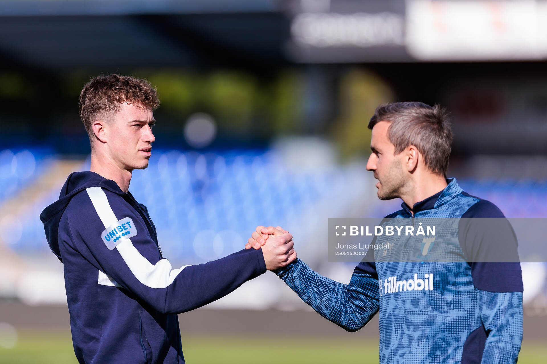 Värnamos målvakt Viktor Andersson och Malmös målvaktstränare Zlatan Azinovic inför fotbollsmatchen i Allsvenskan mellan Värnamo och Malmö FF den 15 maj 2025 i Värnamo.