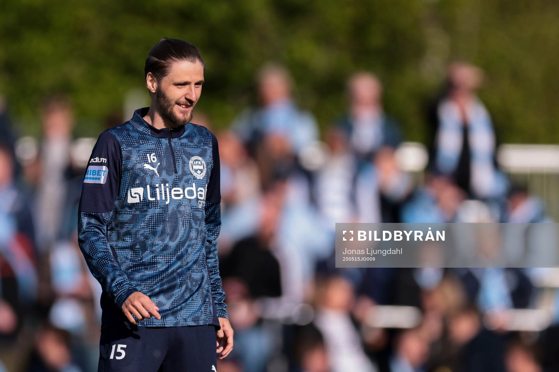 Värnamos Pawel Cibicki under uppvärmningen inför fotbollsmatchen i Allsvenskan mellan Värnamo och Malmö FF den 15 maj 2025 i Värnamo. 