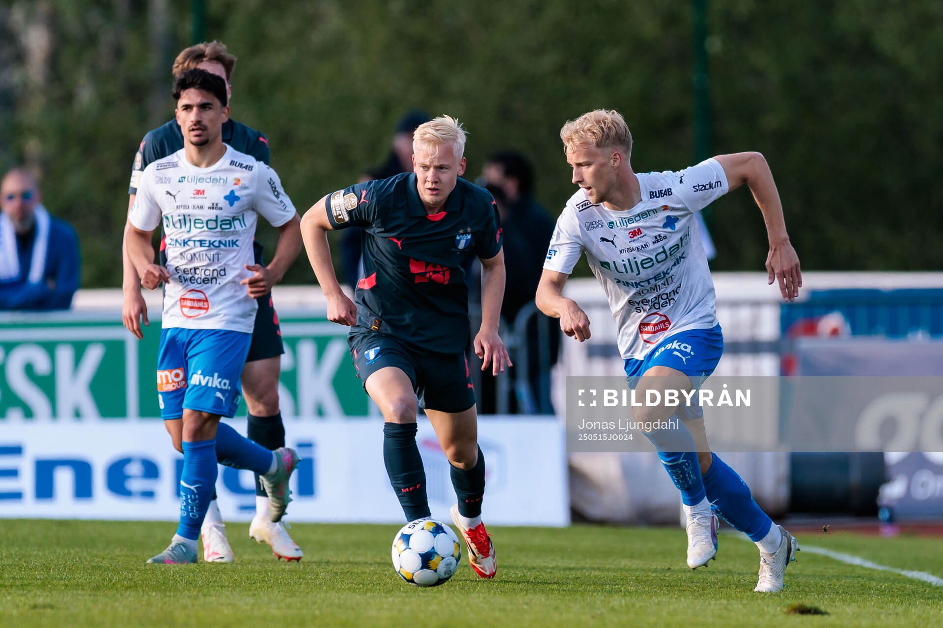 Malmö FFs Otto Rosengren och Värnamos Victor Larsson under fotbollsmatchen i Allsvenskan mellan Värnamo och Malmö FF den 15 maj 2025 i Värnamo.