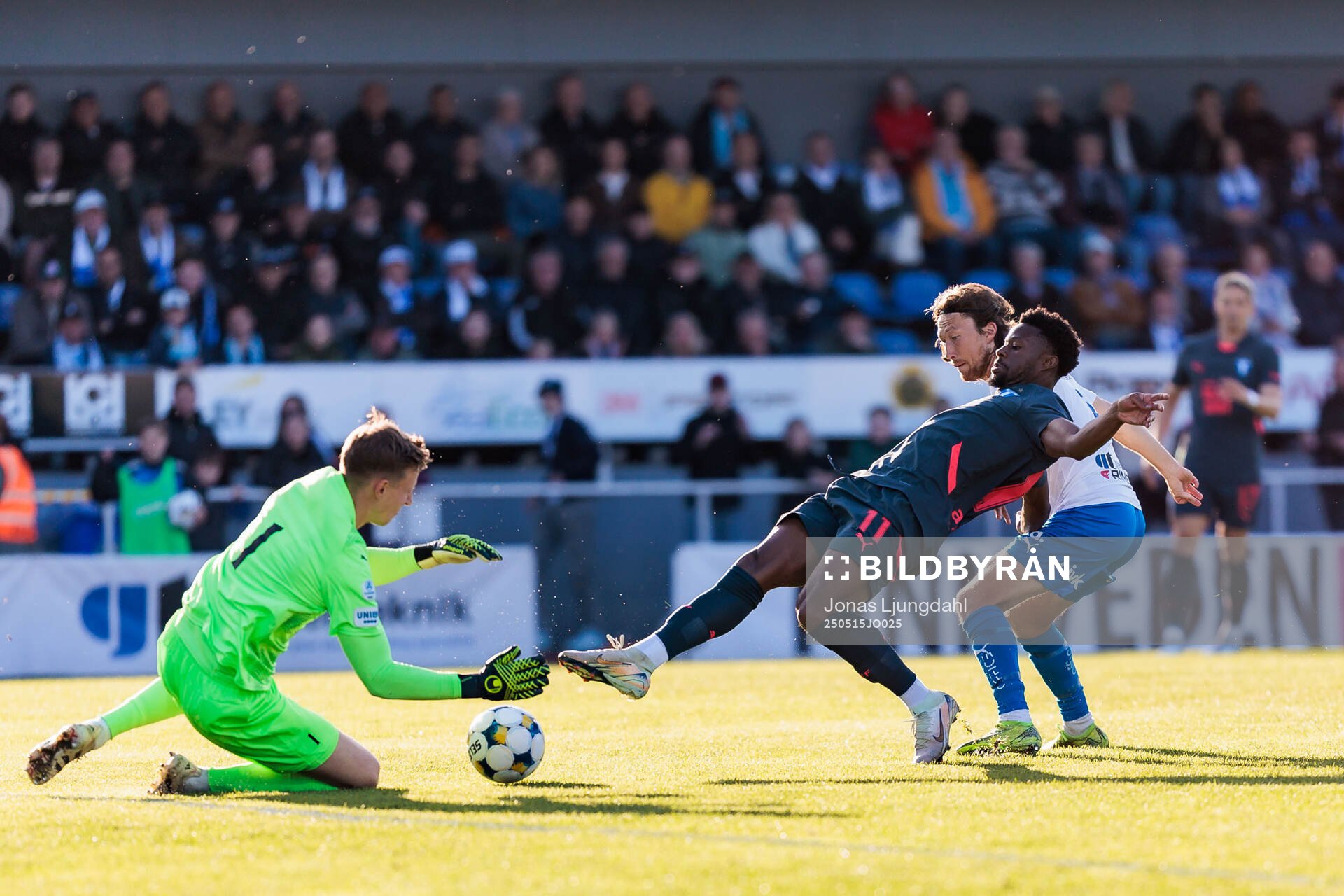 Värnamos målvakt Hugo Keto och Malmö FFs Emmanuel Ekong