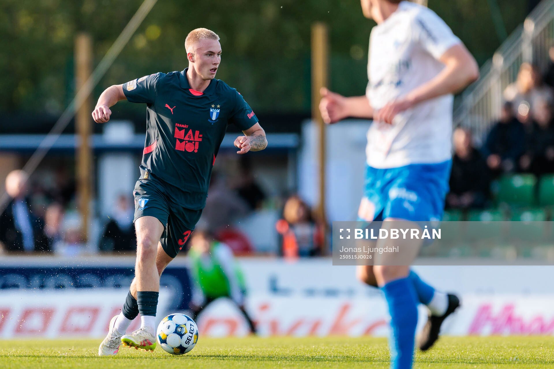 Malmö FFs Daniel Gudjohnsen under fotbollsmatchen i Allsvenskan mellan Värnamo och Malmö FF den 15 maj 2025 i Värnamo. 