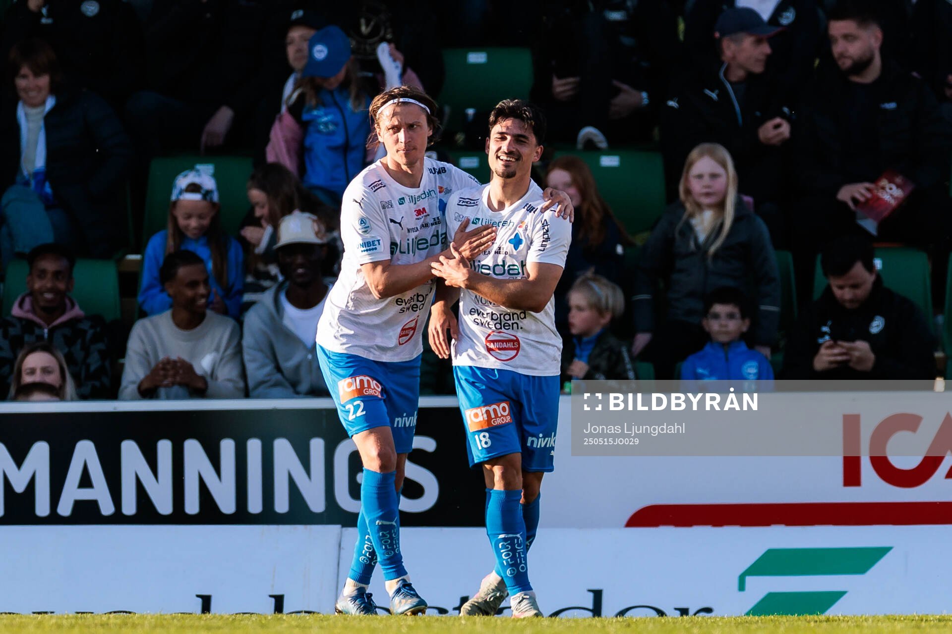 Värnamos Mohammad Alsalkhadi och Simon Thern jublar efter 1-1 målet under fotbollsmatchen i Allsvenskan mellan Värnamo och Malmö FF den 15 maj 2025 i Värnamo.