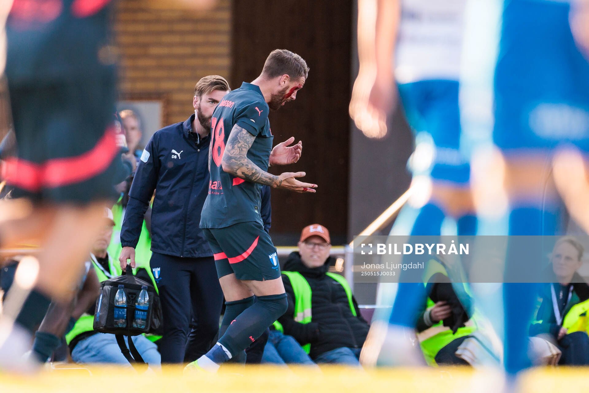 Malmö FFs Pontus Jansson får vård under fotbollsmatchen i Allsvenskan mellan Värnamo och Malmö FF den 15 maj 2025 i Värnamo. 