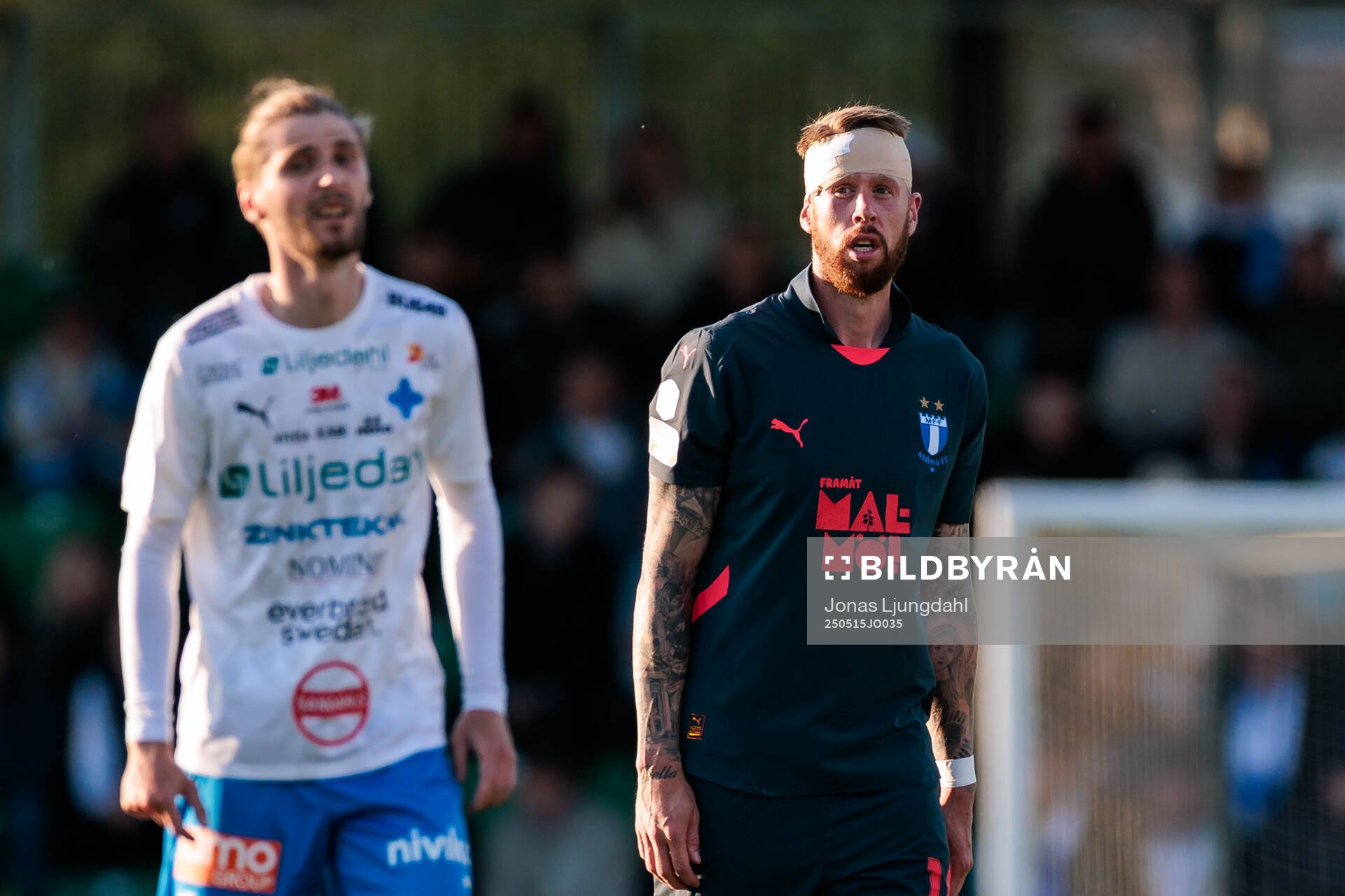 Värnamos Pawel Cibicki och Malmö FFs Pontus Jansson under fotbollsmatchen i Allsvenskan mellan Värnamo och Malmö FF den 15 maj 2025 i Värnamo.