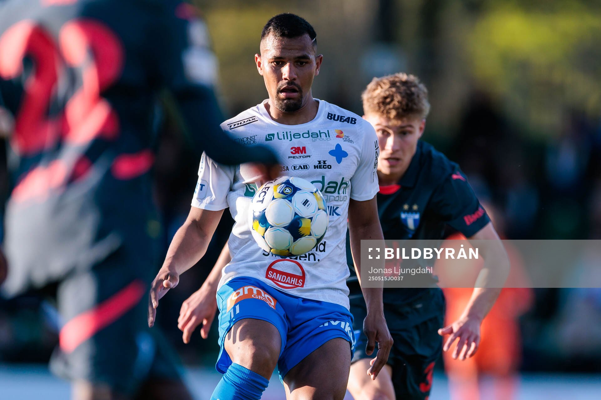Värnamos Wenderson Oliveira do Nascimento under fotbollsmatchen i Allsvenskan mellan Värnamo och Malmö FF den 15 maj 2025 i Värnamo. 