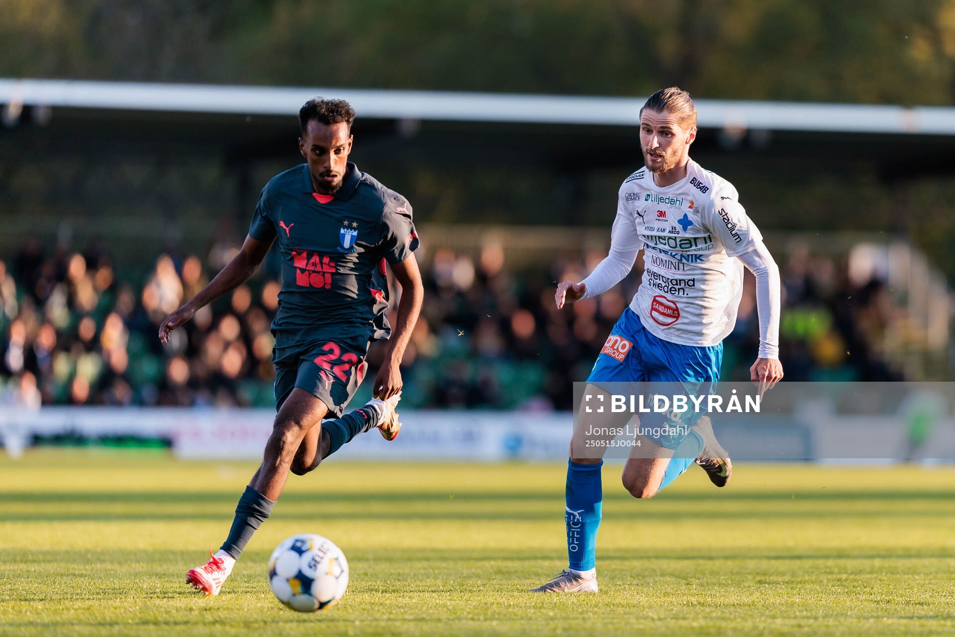 Malmö FFs Taha Ali och Värnamos Pawel Cibicki under fotbollsmatchen i Allsvenskan mellan Värnamo och Malmö FF den 15 maj 2025 i Värnamo. 
