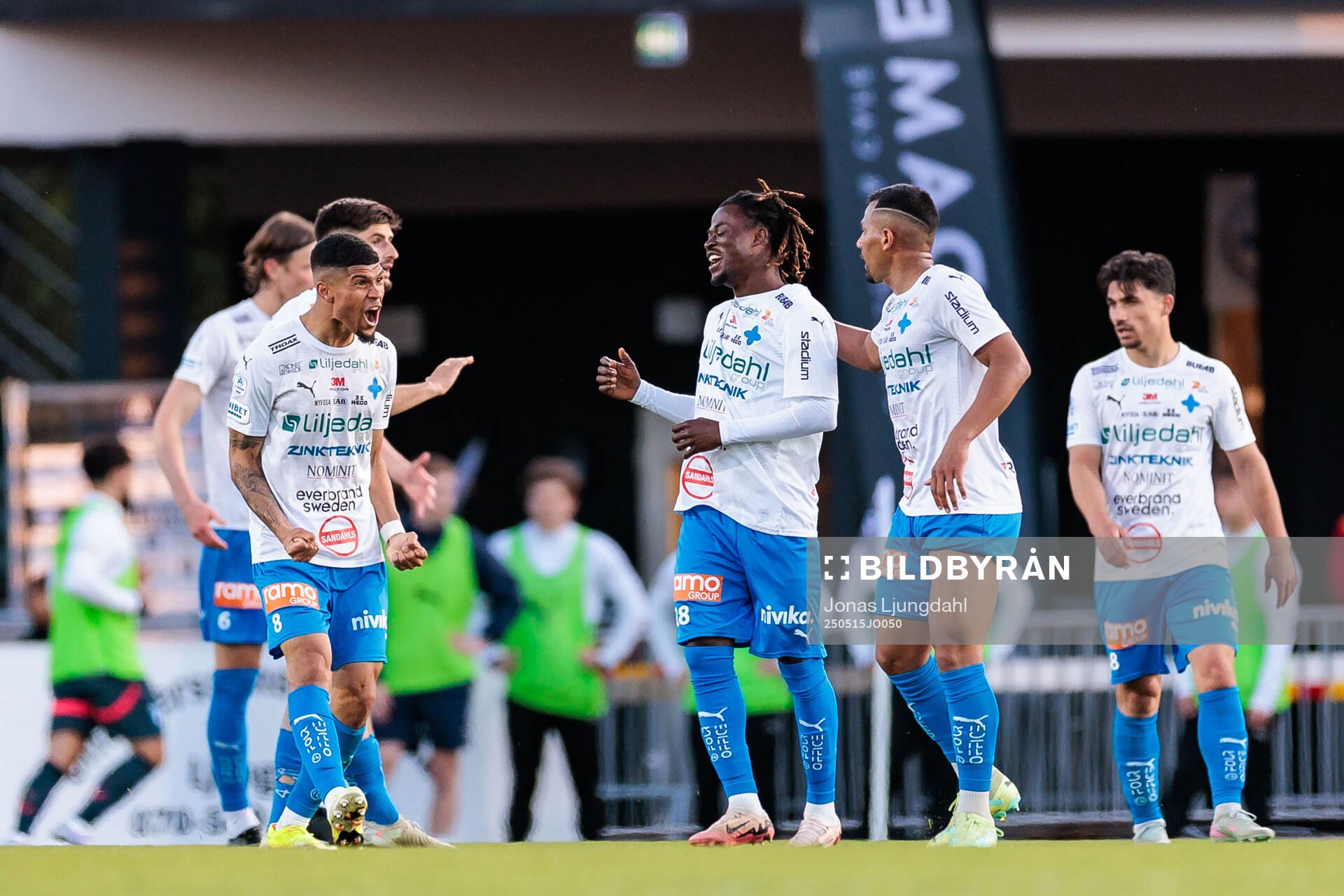 Värnamos Frank Junior Agyei jublar efter 2-2 målet under fotbollsmatchen i Allsvenskan mellan Värnamo och Malmö FF den 15 maj 2025 i Värnamo.