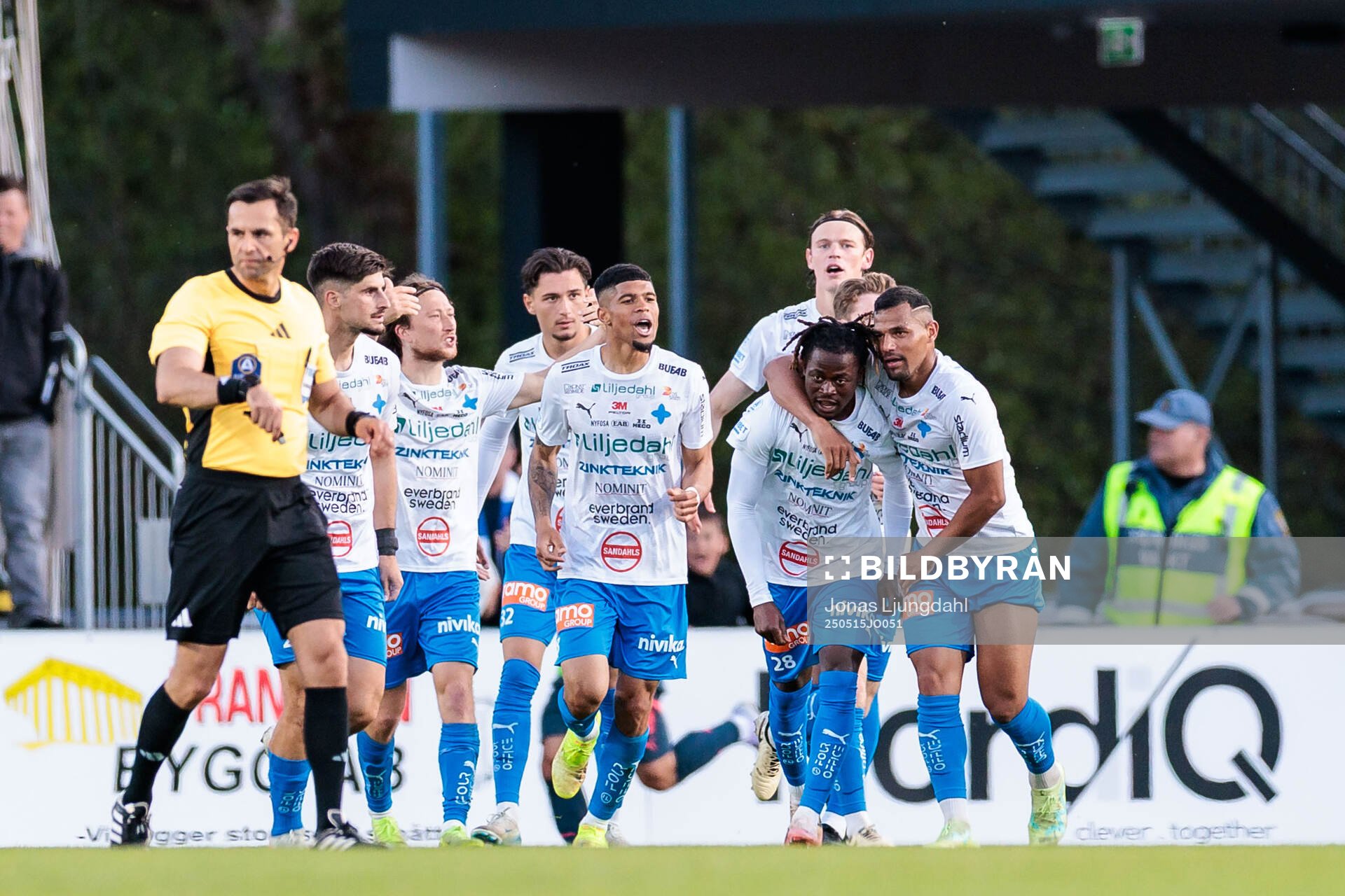Värnamos Frank Junior Agyei jublar efter 2-2 målet under fotbollsmatchen i Allsvenskan mellan Värnamo och Malmö FF den 15 maj 2025 i Värnamo.