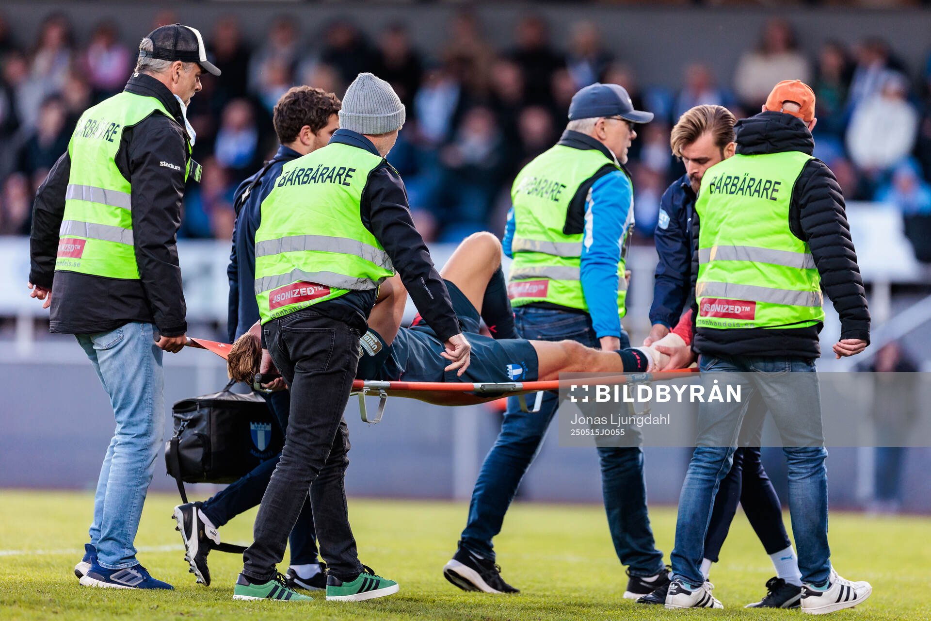 Malmö FFs Erik Botheim bärs ut på bår under fotbollsmatchen i Allsvenskan mellan Värnamo och Malmö FF den 15 maj 2025 i Värnamo. 