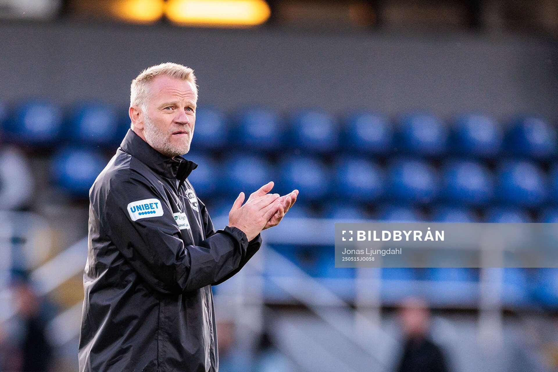 Värnamos tränare Arne Sandstö jublar efter fotbollsmatchen i Allsvenskan mellan Värnamo och Malmö FF den 15 maj 2025 i Värnamo. 