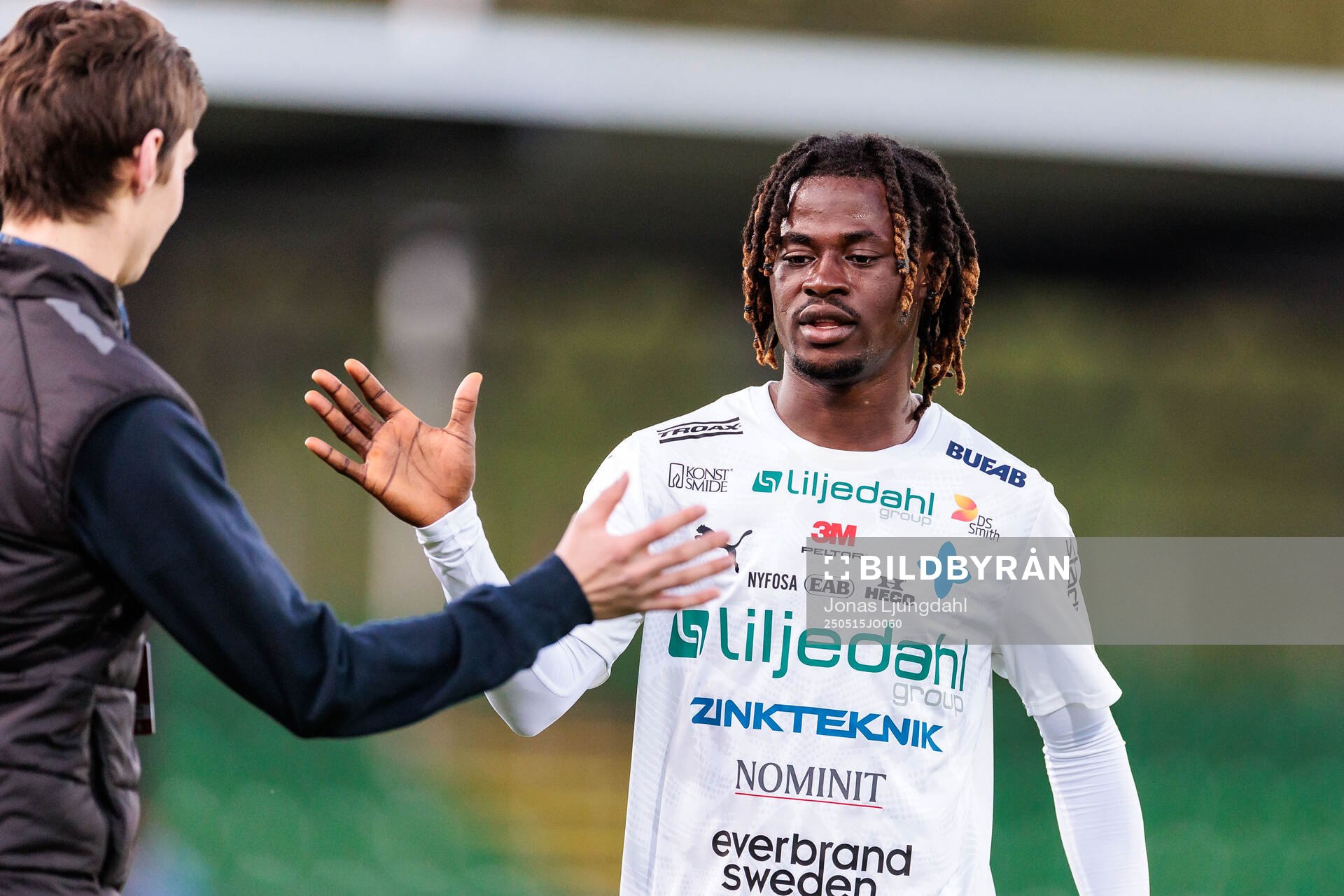 Värnamos Frank Junior Agyei jublar efter fotbollsmatchen i Allsvenskan mellan Värnamo och Malmö FF den 15 maj 2025 i Värnamo. 