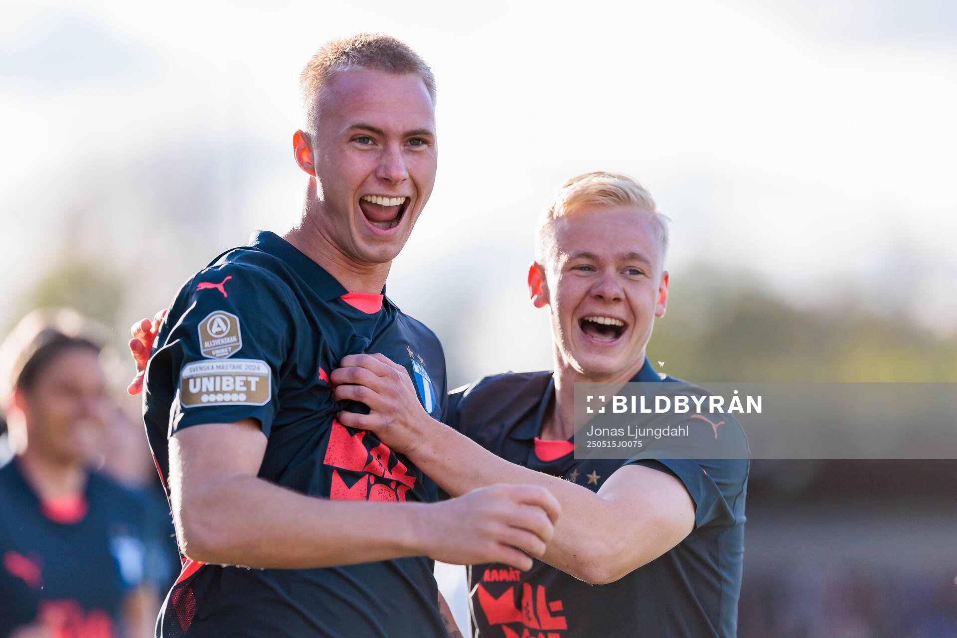 Malmö FFs Daniel Gudjohnsen och Otto Rosengren jublar efter mål 0-1 under fotbollsmatchen i Allsvenskan mellan Värnamo och Malmö FF den 15 maj 2025 i Värnamo.