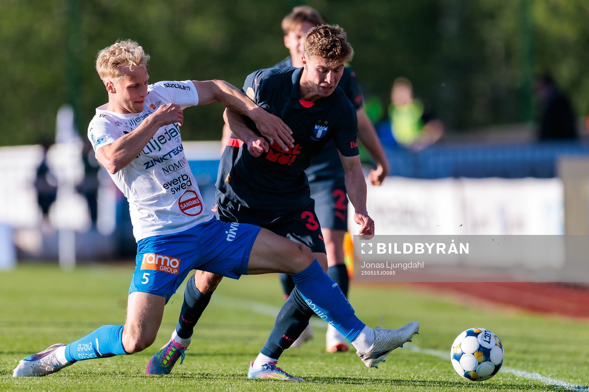 Värnamos Victor Larsson och Malmö FFs Hugo Bolin under fotbollsmatchen i Allsvenskan mellan Värnamo och Malmö FF den 15 maj 2025 i Värnamo.