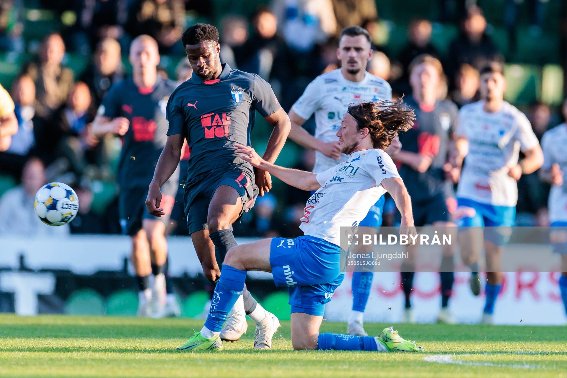 Malmö FFs Emmanuel Ekong och Värnamos Axel Björnström under fotbollsmatchen i Allsvenskan mellan Värnamo och Malmö FF den 15 maj 2025 i Värnamo.