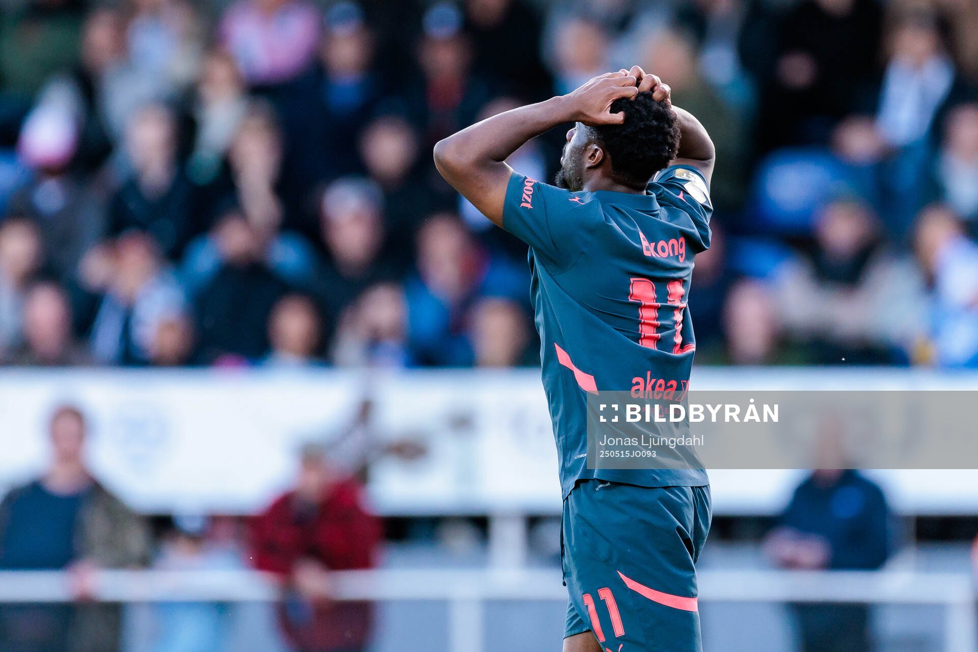 Malmö FFs Emmanuel Ekong deppar