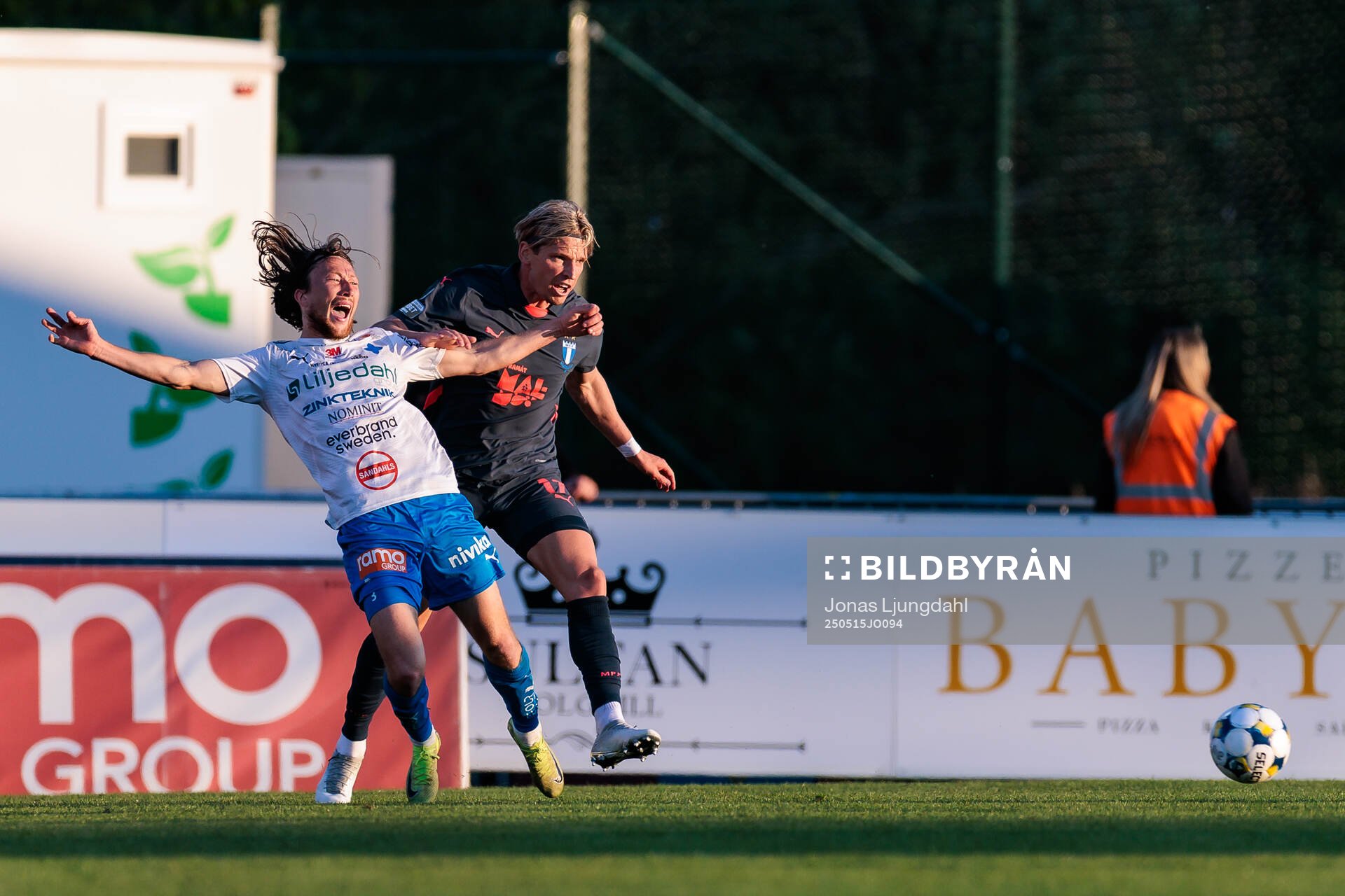 Värnamos Axel Björnström och Malmö FFs Jens Stryger Larsen under fotbollsmatchen i Allsvenskan mellan Värnamo och Malmö FF den 15 maj 2025 i Värnamo.