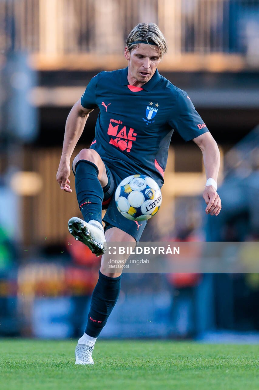 Malmö FFs Jens Stryger Larsen under fotbollsmatchen i Allsvenskan mellan Värnamo och Malmö FF den 15 maj 2025 i Värnamo. 