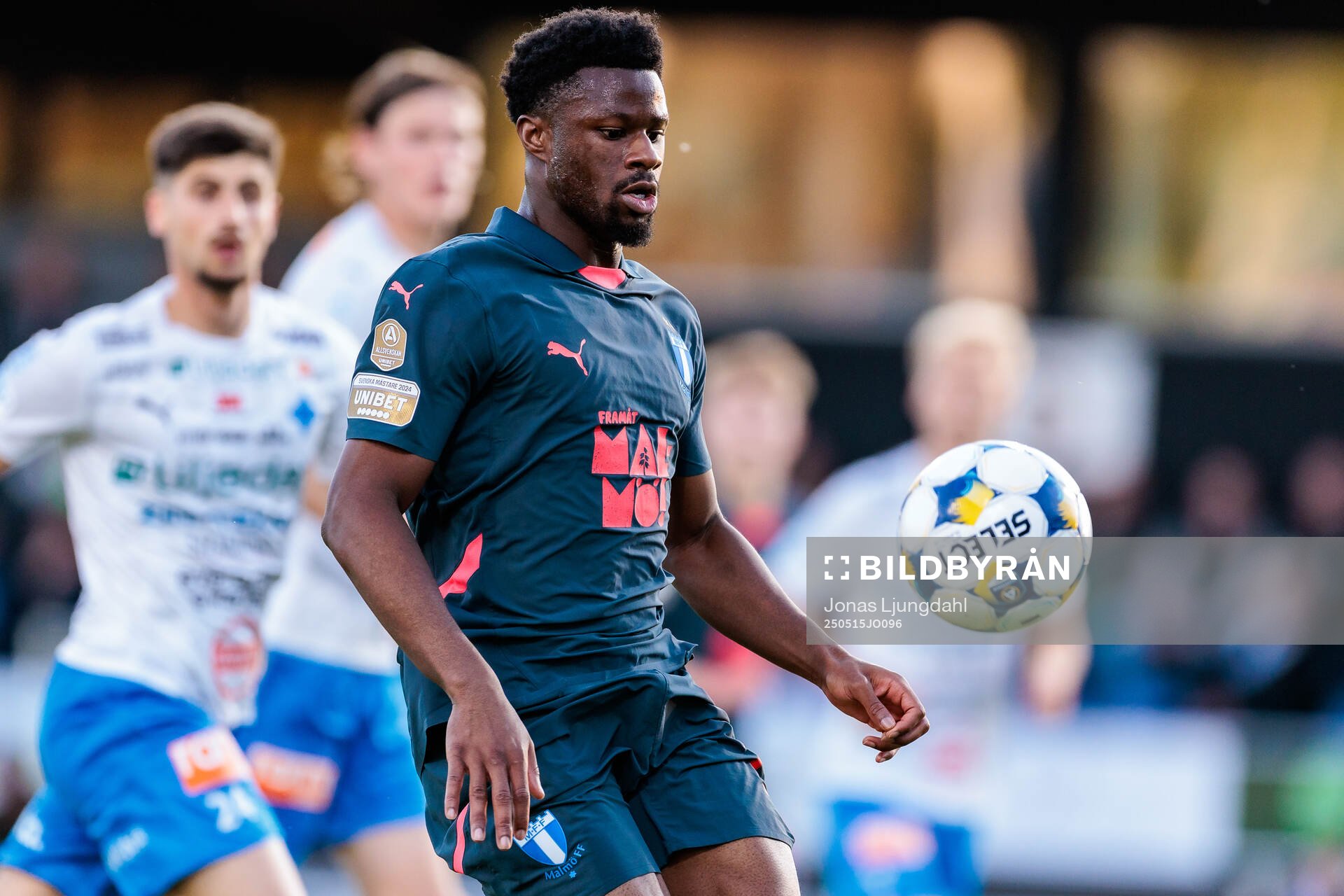Malmö FFs Emmanuel Ekong under fotbollsmatchen i Allsvenskan mellan Värnamo och Malmö FF den 15 maj 2025 i Värnamo. 