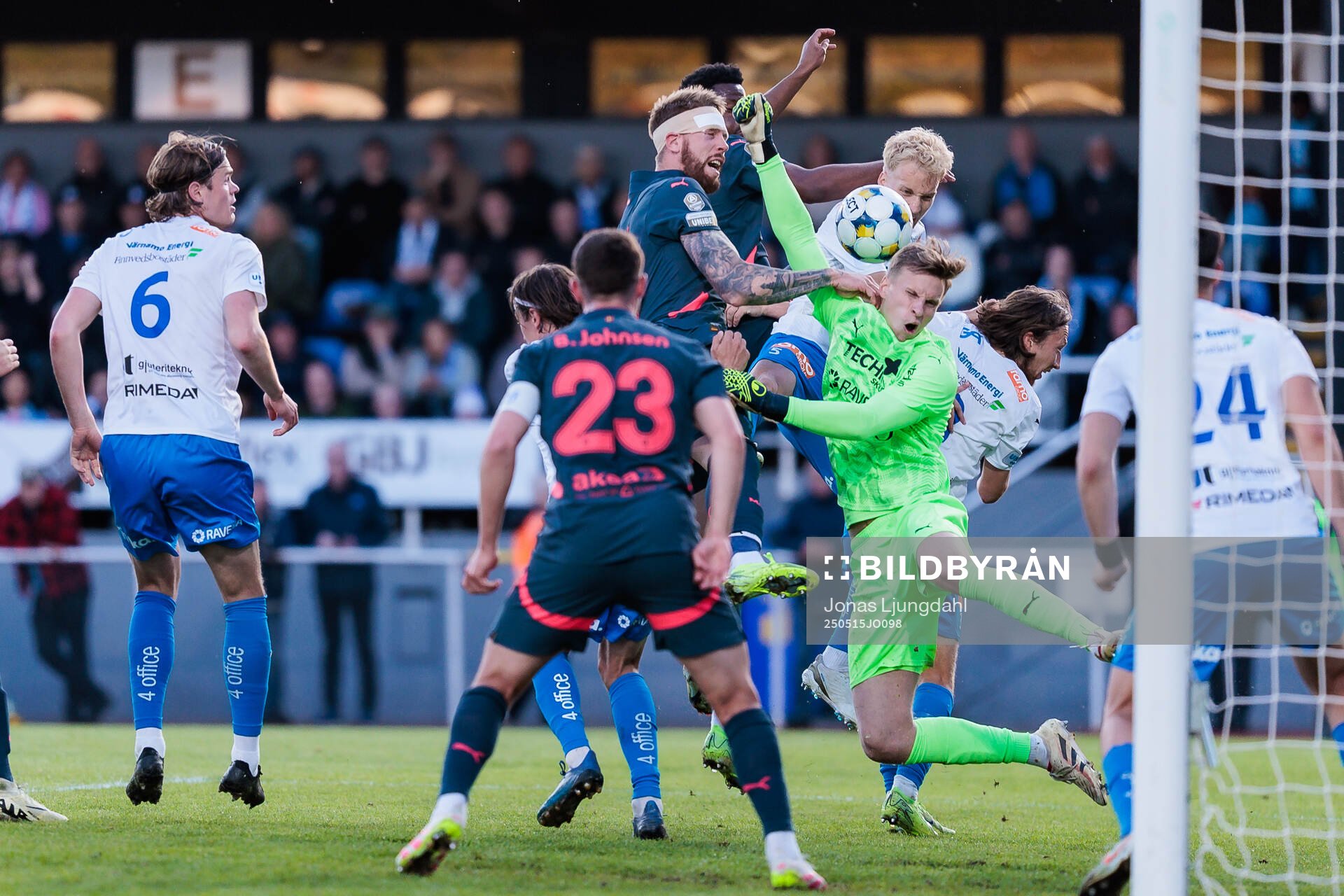 Malmö FFs Pontus Jansson och Värnamos målvakt Hugo Keto under fotbollsmatchen i Allsvenskan mellan Värnamo och Malmö FF den 15 maj 2025 i Värnamo.