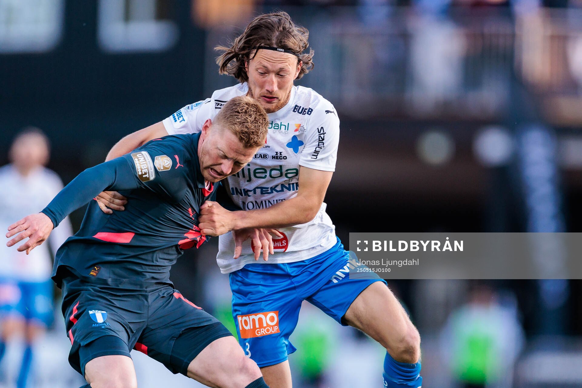 Malmö FFs Anders Christiansen och Värnamos Axel Björnström under fotbollsmatchen i Allsvenskan mellan Värnamo och Malmö FF den 15 maj 2025 i Värnamo.
