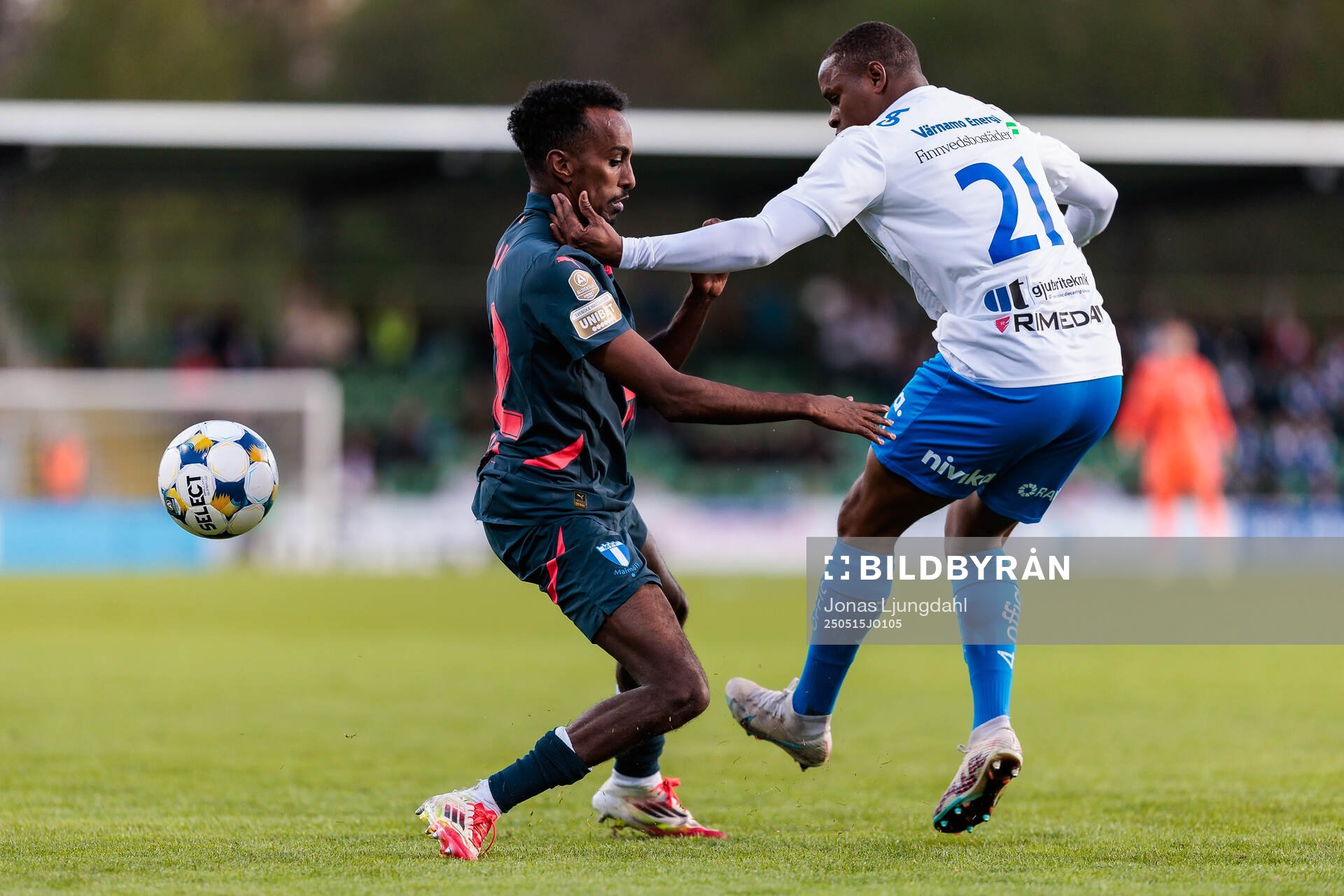 Malmö FFs Taha Ali och Värnamos Abdulrazaq Ishaq under fotbollsmatchen i Allsvenskan mellan Värnamo och Malmö FF den 15 maj 2025 i Värnamo.