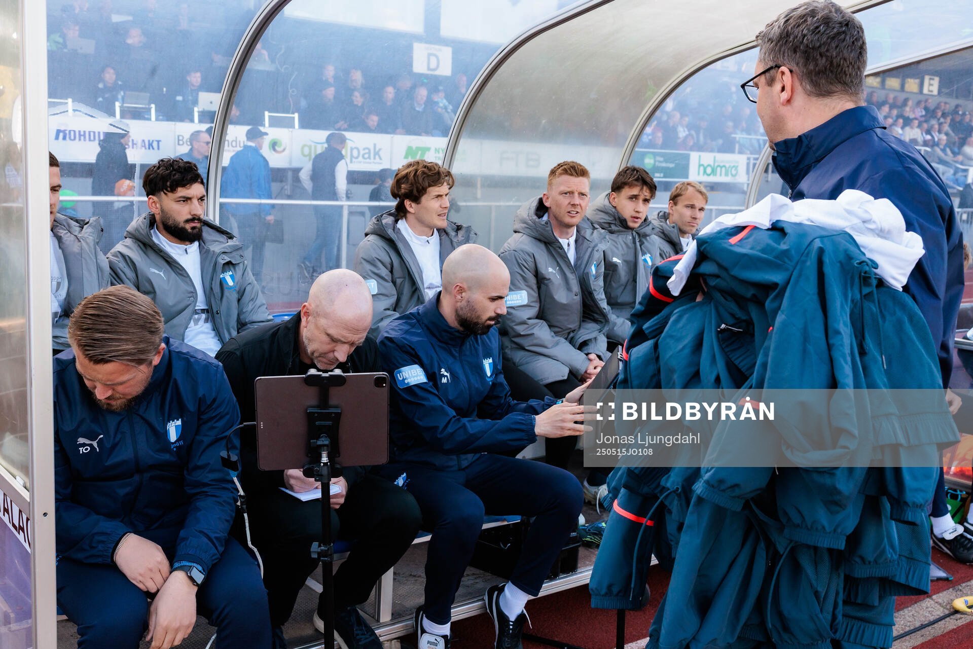 Malmö FFs tränare Henrik Rydström och avbytarbänk inför fotbollsmatchen i Allsvenskan mellan Värnamo och Malmö FF den 15 maj 2025 i Värnamo.