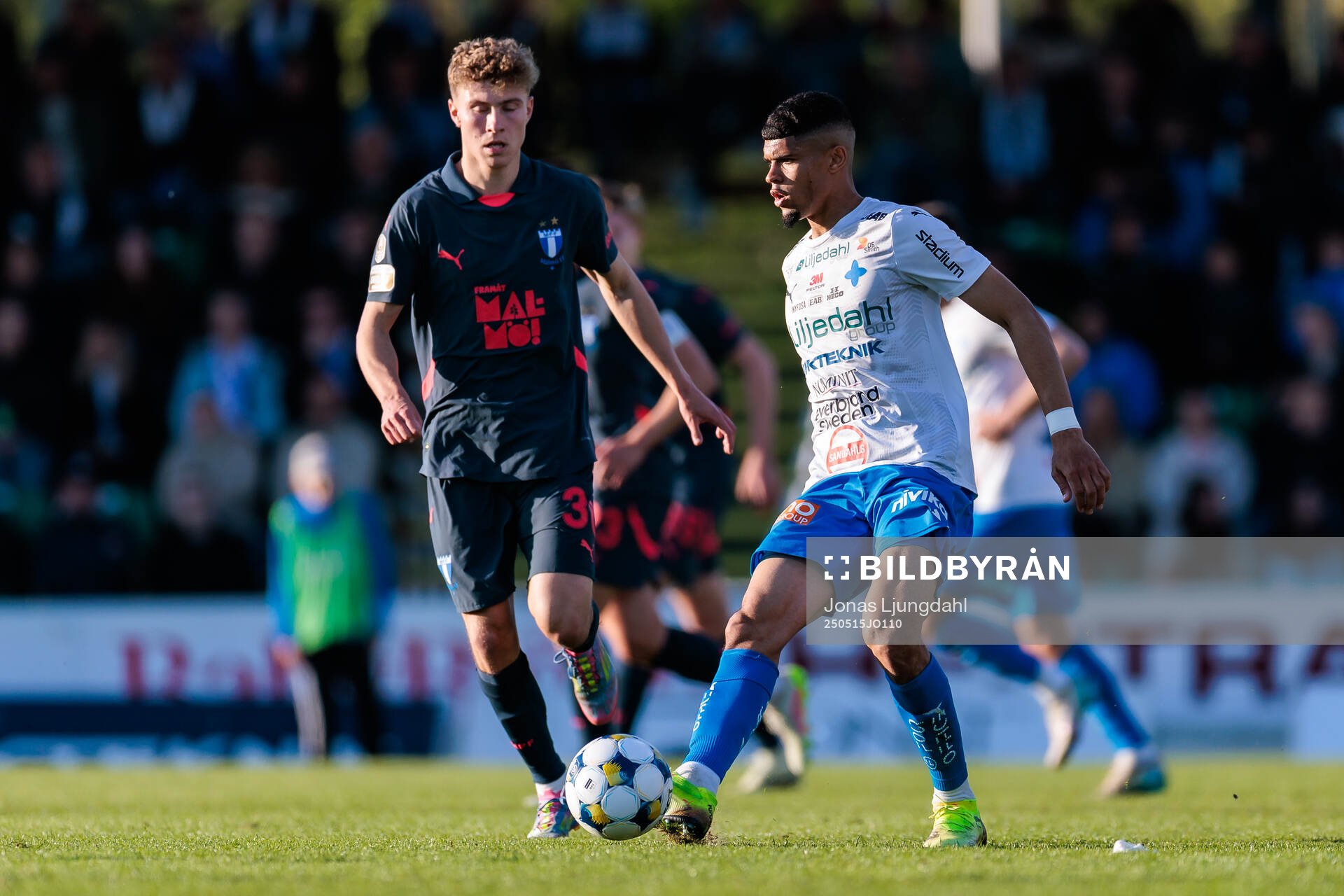 Malmö FFs Hugo Bolin och Värnamos Luke Le Roux under fotbollsmatchen i Allsvenskan mellan Värnamo och Malmö FF den 15 maj 2025 i Värnamo.