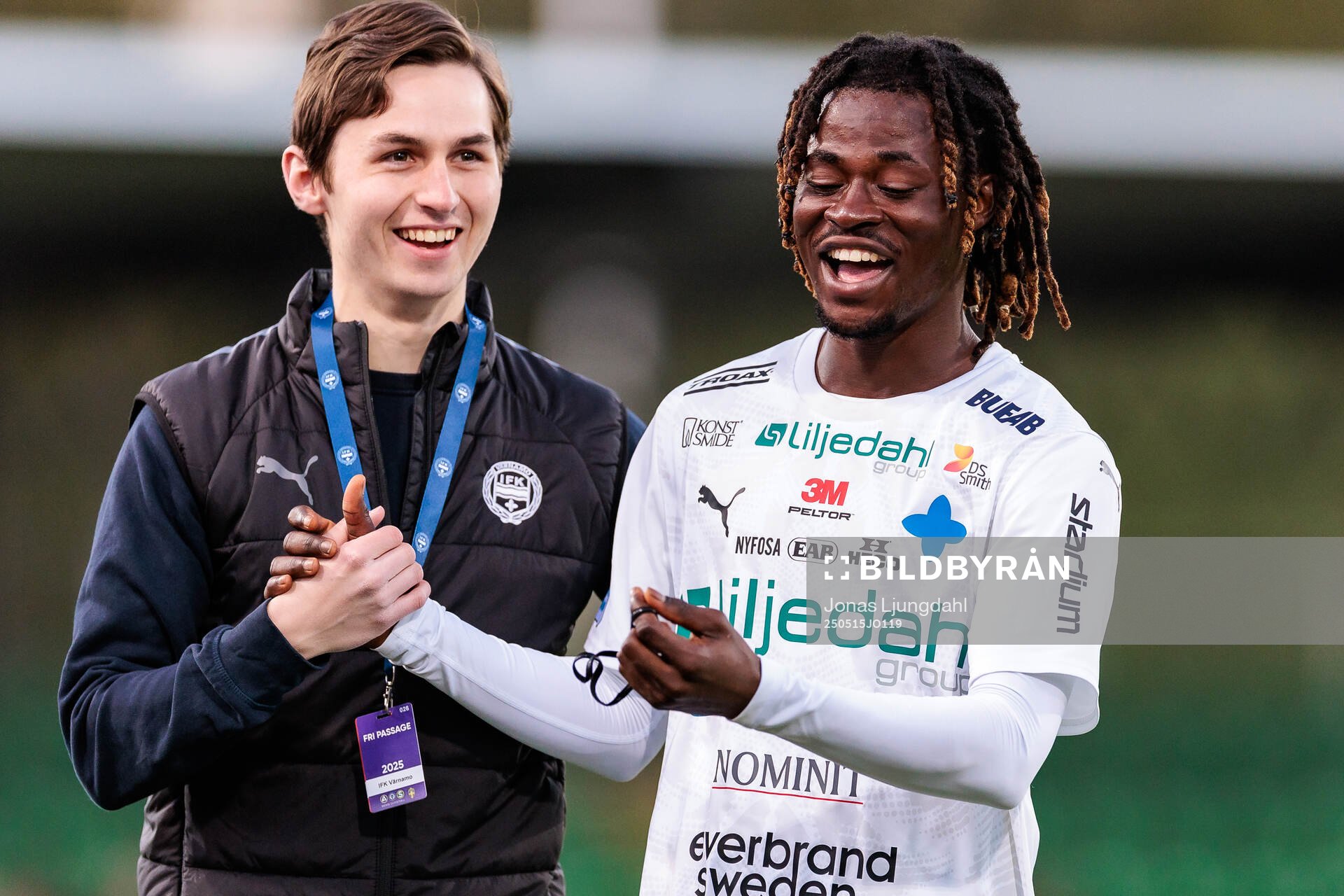 Värnamos Frank Junior Agyei jublar efter fotbollsmatchen i Allsvenskan mellan Värnamo och Malmö FF den 15 maj 2025 i Värnamo. 