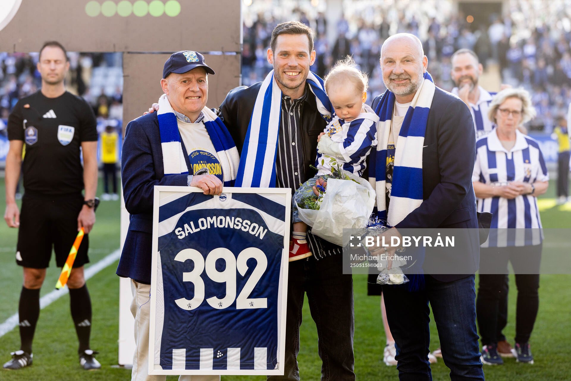 IFK Göteborgs ordförande Magnus Nilsson och klubbdirektör Håkan Mild tackar av Emil Salomonsson (m) inför fotbollsmatchen i Allsvenskan mellan IFK Göteborg och Öster den 15 maj 2025 i Göteborg.