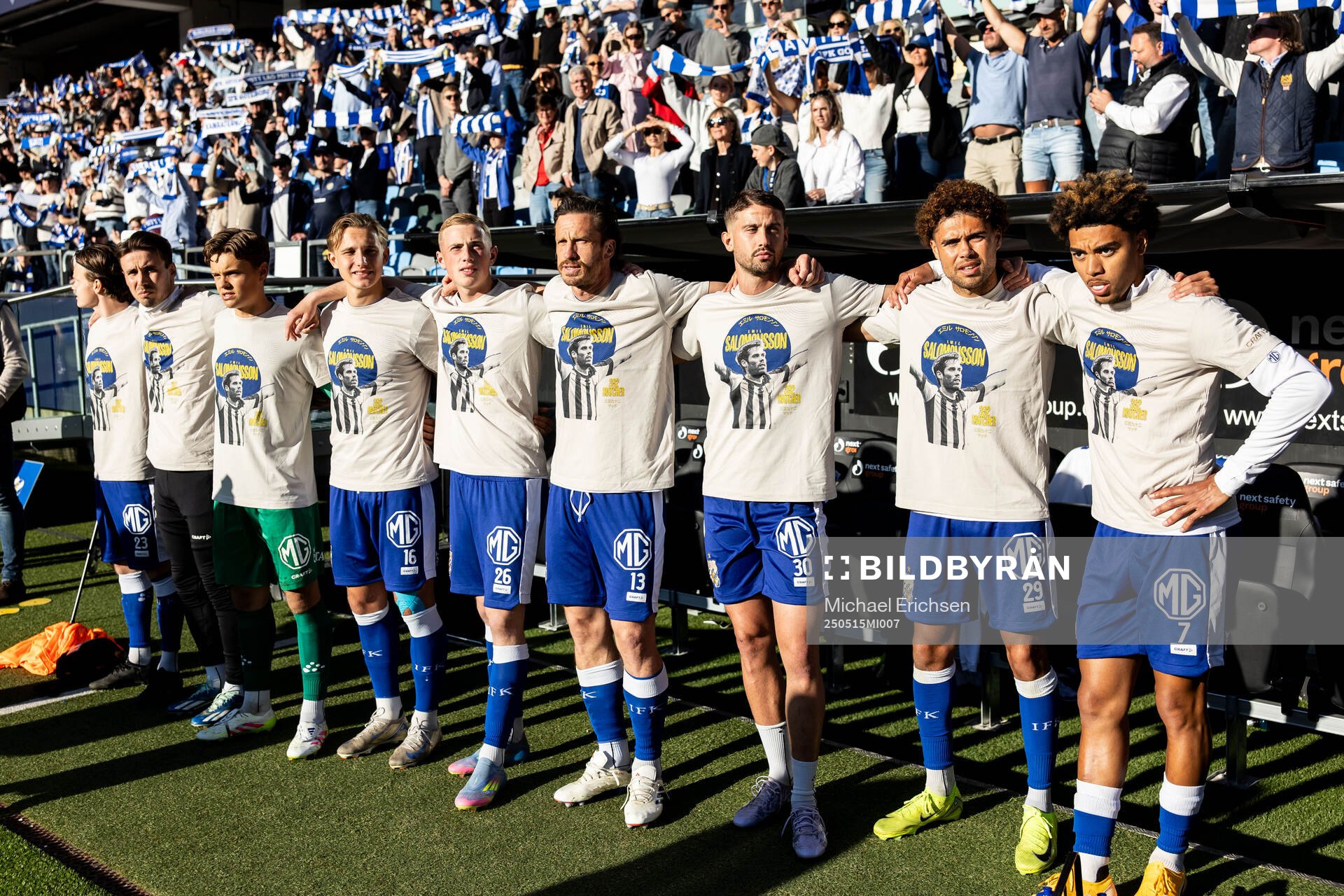 IFK Göteborgs spelare med tröjor för Emil Salomonsson