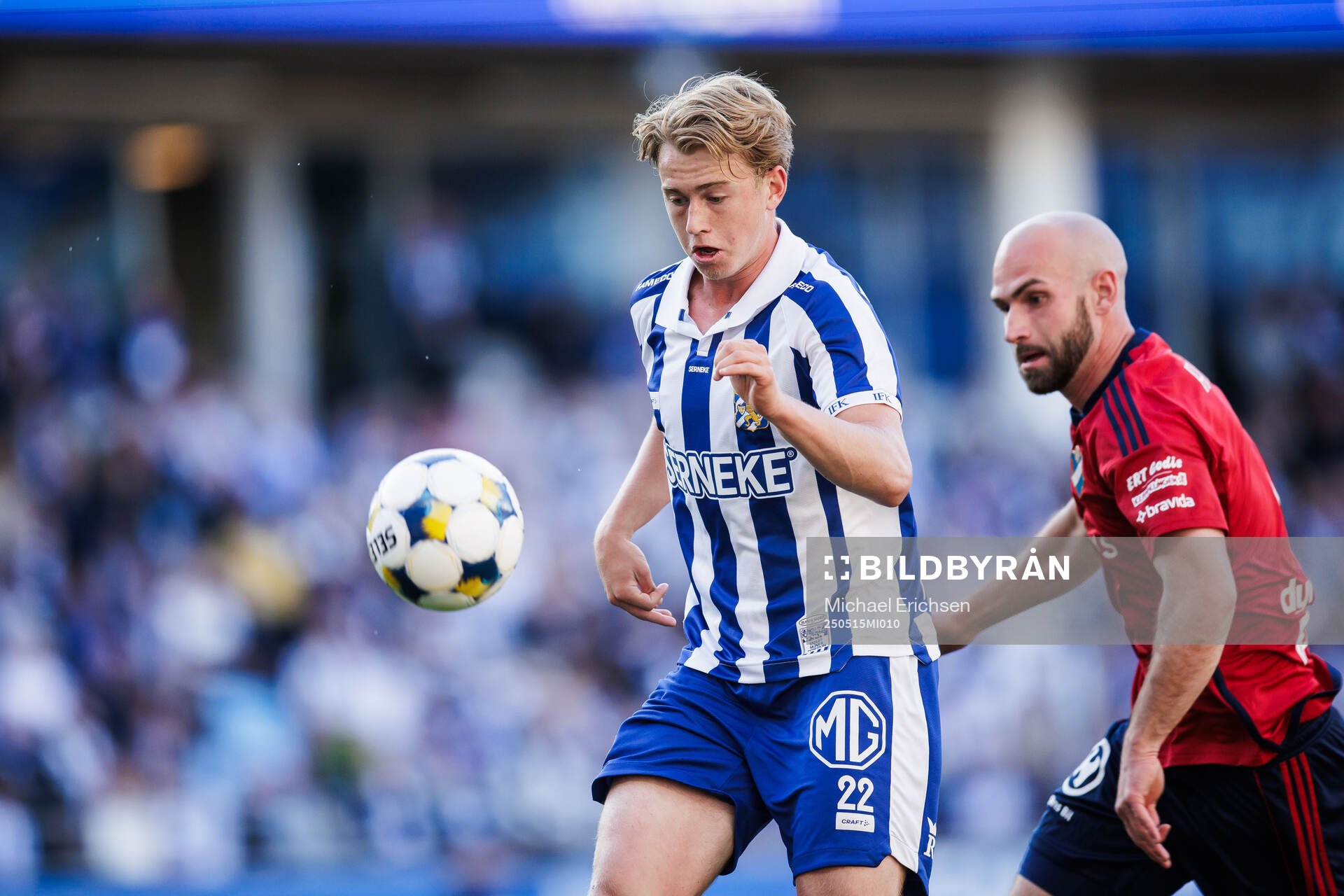 IFK Göteborgs Noah Tolf och Östers Sebastian Hedlund under fotbollsmatchen i Allsvenskan mellan IFK Göteborg och Öster den 15 maj 2025 i Göteborg.