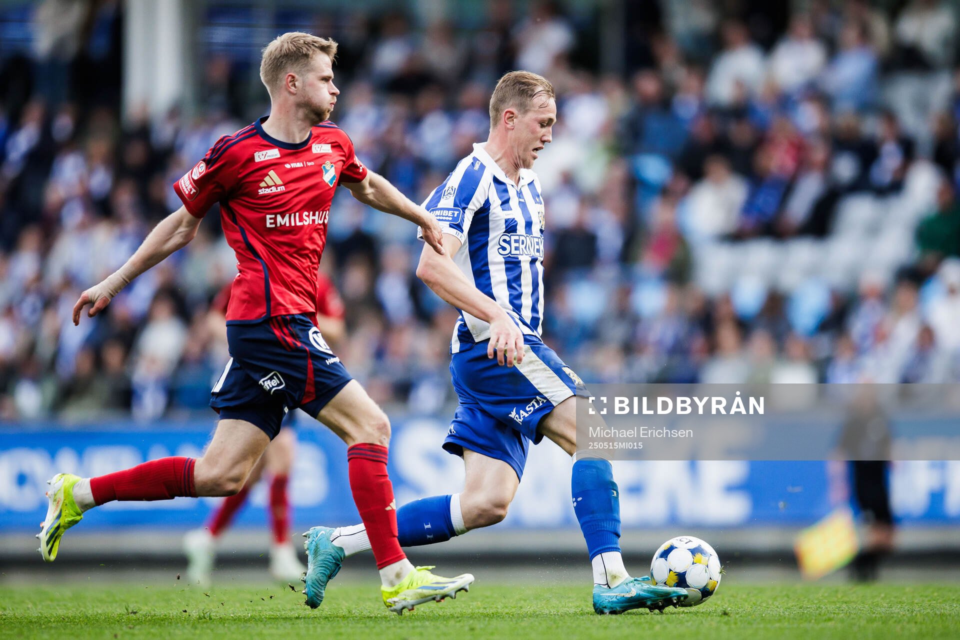 Östers Magnus Christensen och IFK Göteborgs Adam Carlén under fotbollsmatchen i Allsvenskan mellan IFK Göteborg och Öster den 15 maj 2025 i Göteborg.