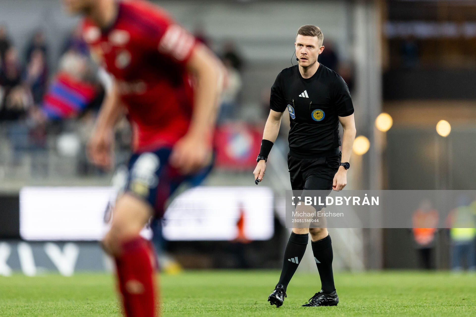 Domare Erik Mattsson under fotbollsmatchen i Allsvenskan mellan IFK Göteborg och Öster den 15 maj 2025 i Göteborg. 