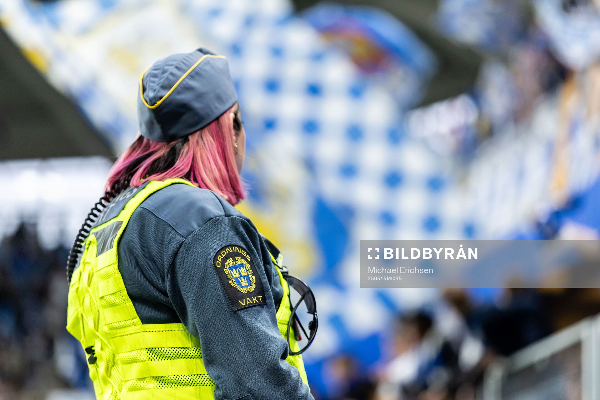 En ordningsvakt under fotbollsmatchen i Allsvenskan mellan IFK Göteborg och Öster den 15 maj 2025 i Göteborg. 