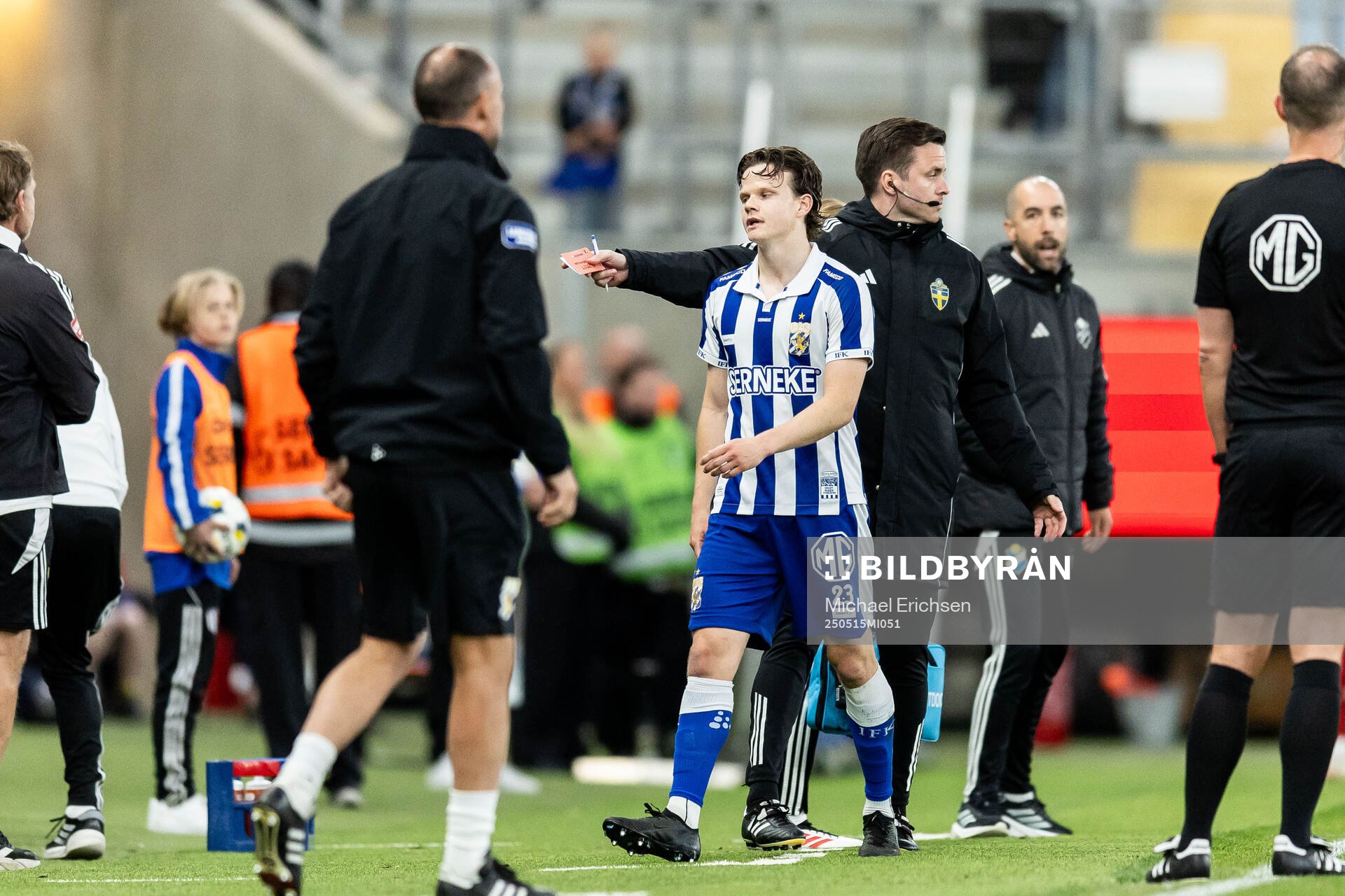IFK Göteborgs Kolbeinn Thordarson lämnar planen efter rött kort under fotbollsmatchen i Allsvenskan mellan IFK Göteborg och Öster den 15 maj 2025 i Göteborg.