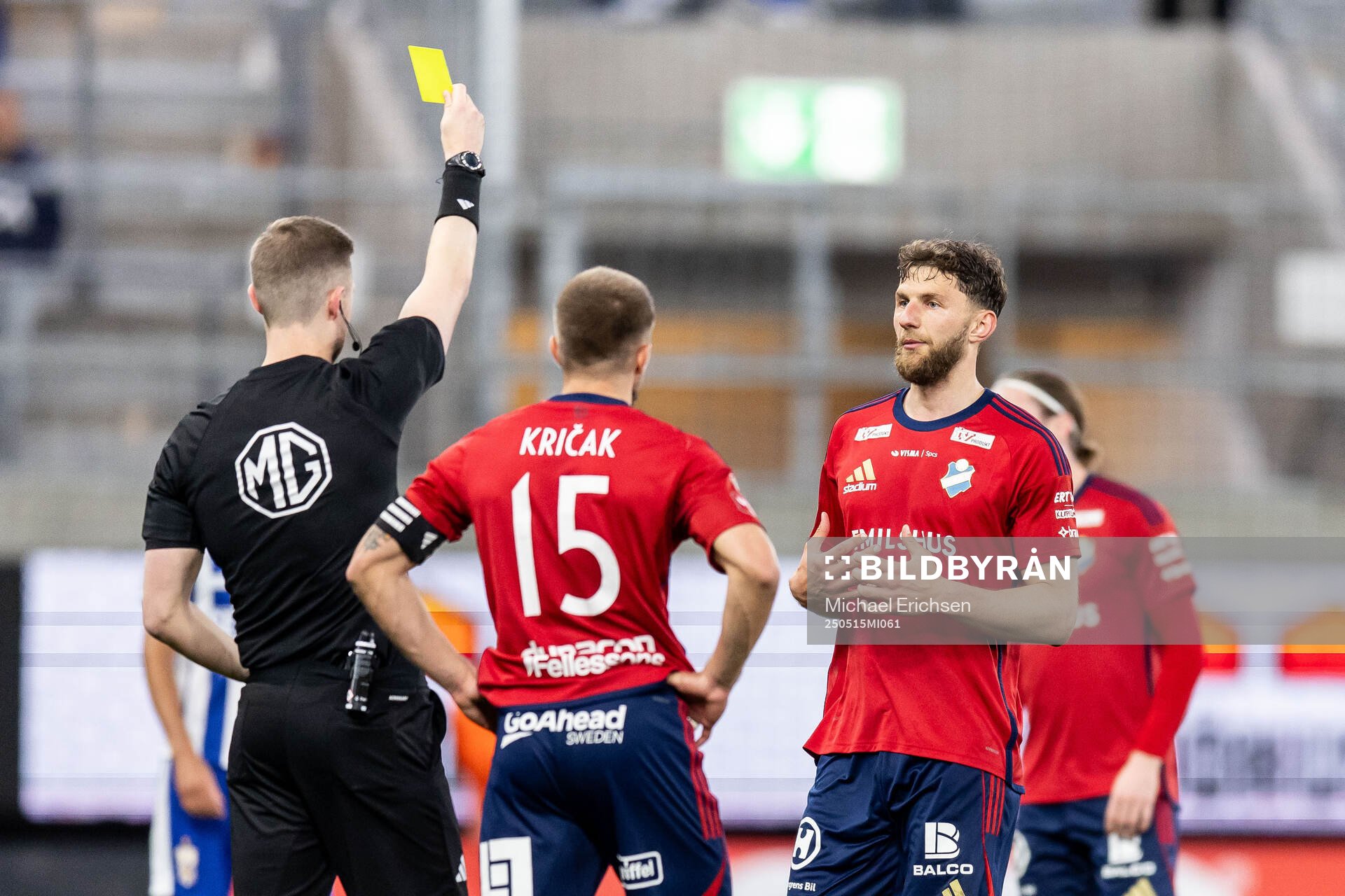 Domare Erik Mattsson ger gult kort till Östers Alibek Aliev under fotbollsmatchen i Allsvenskan mellan IFK Göteborg och Öster den 15 maj 2025 i Göteborg.