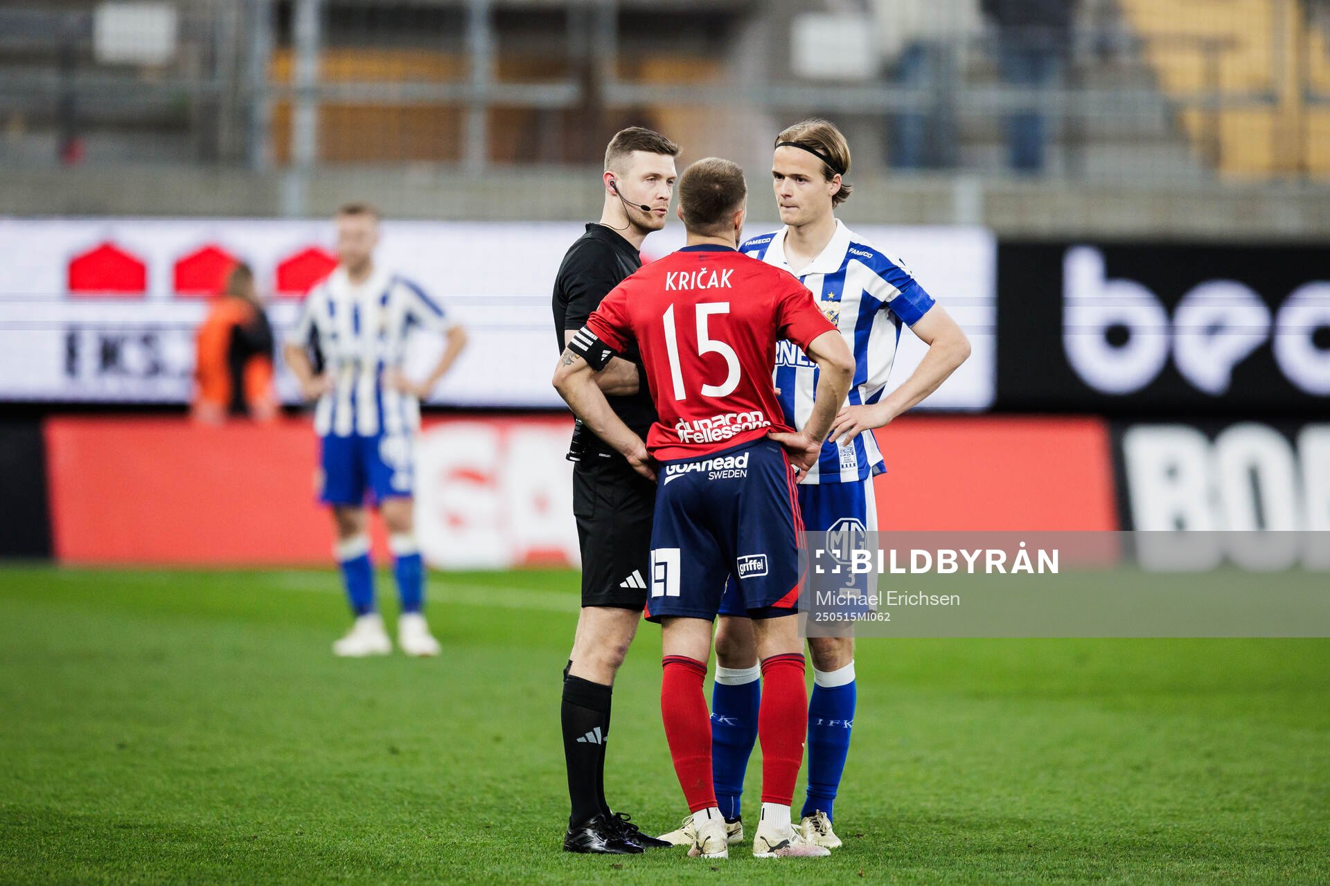 Domare Erik Mattsson, Östers Ivan Kricak och IFK Göteborgs August Erlingmark i samtal under fotbollsmatchen i Allsvenskan mellan IFK Göteborg och Öster den 15 maj 2025 i Göteborg.