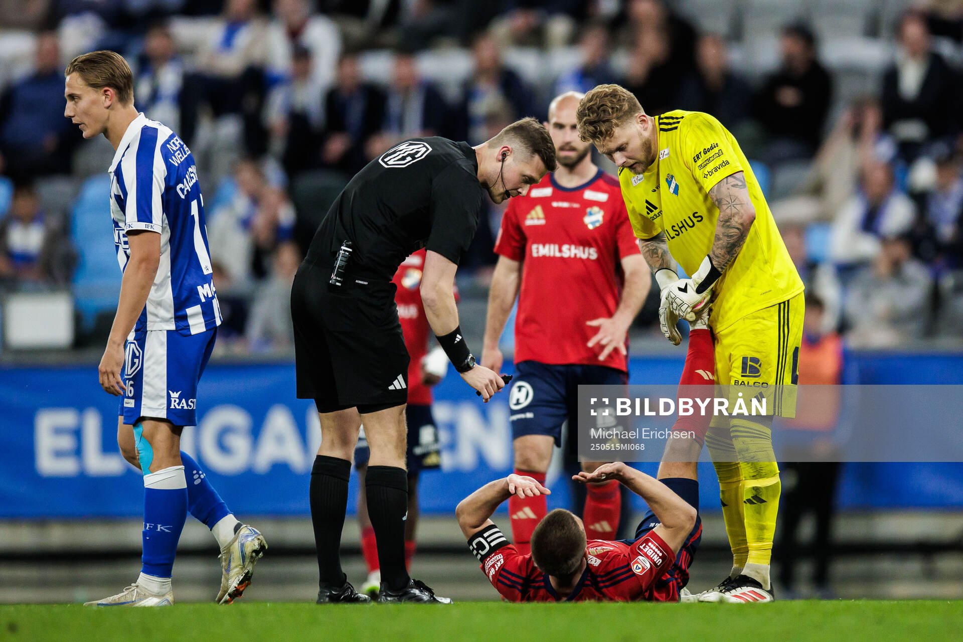 Östers Ivan Kricak har kramp under fotbollsmatchen i Allsvenskan mellan IFK Göteborg och Öster den 15 maj 2025 i Göteborg. 